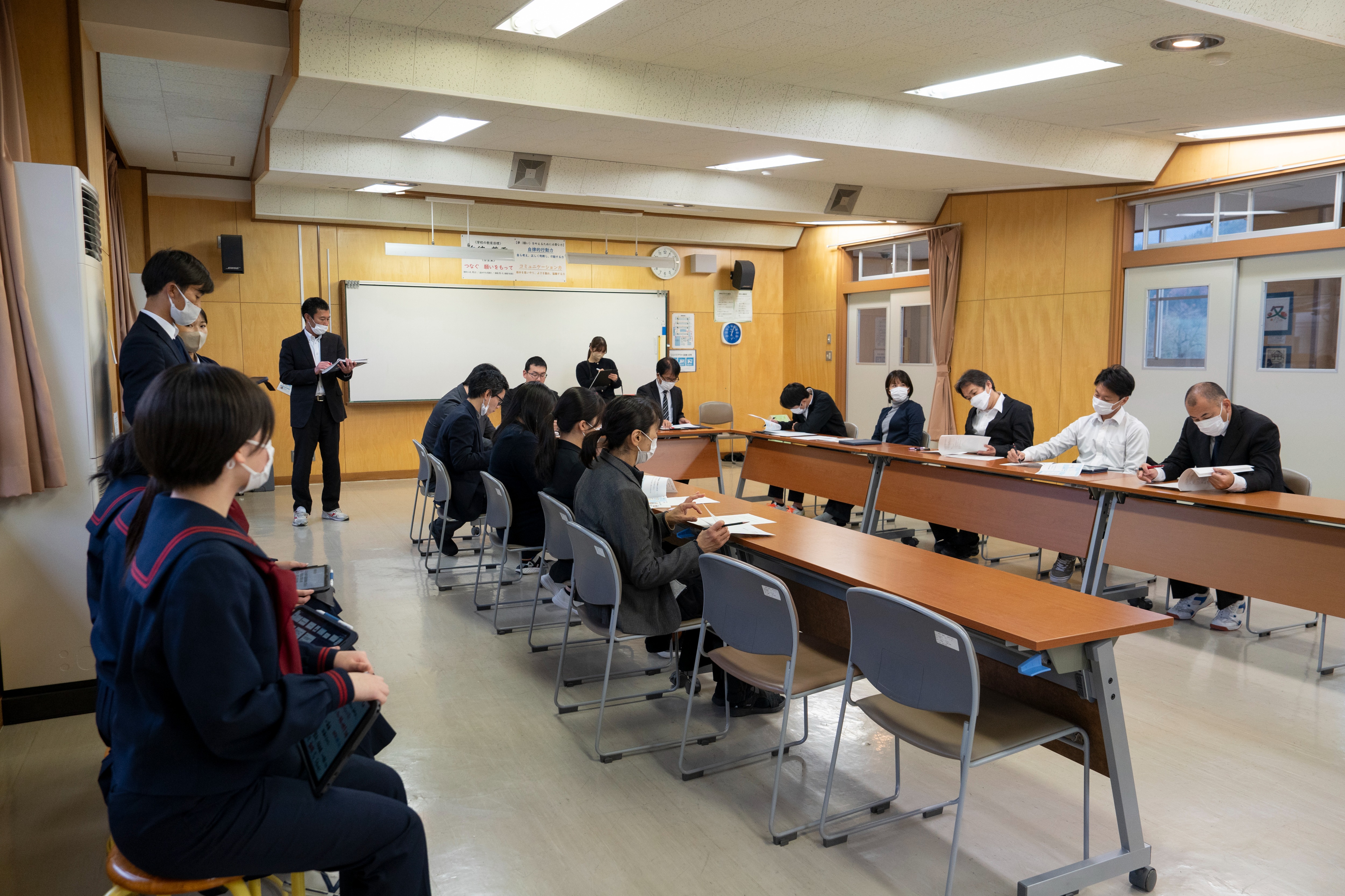 神岡中の生徒会執行部が校則の改定について教職員へ提案しました