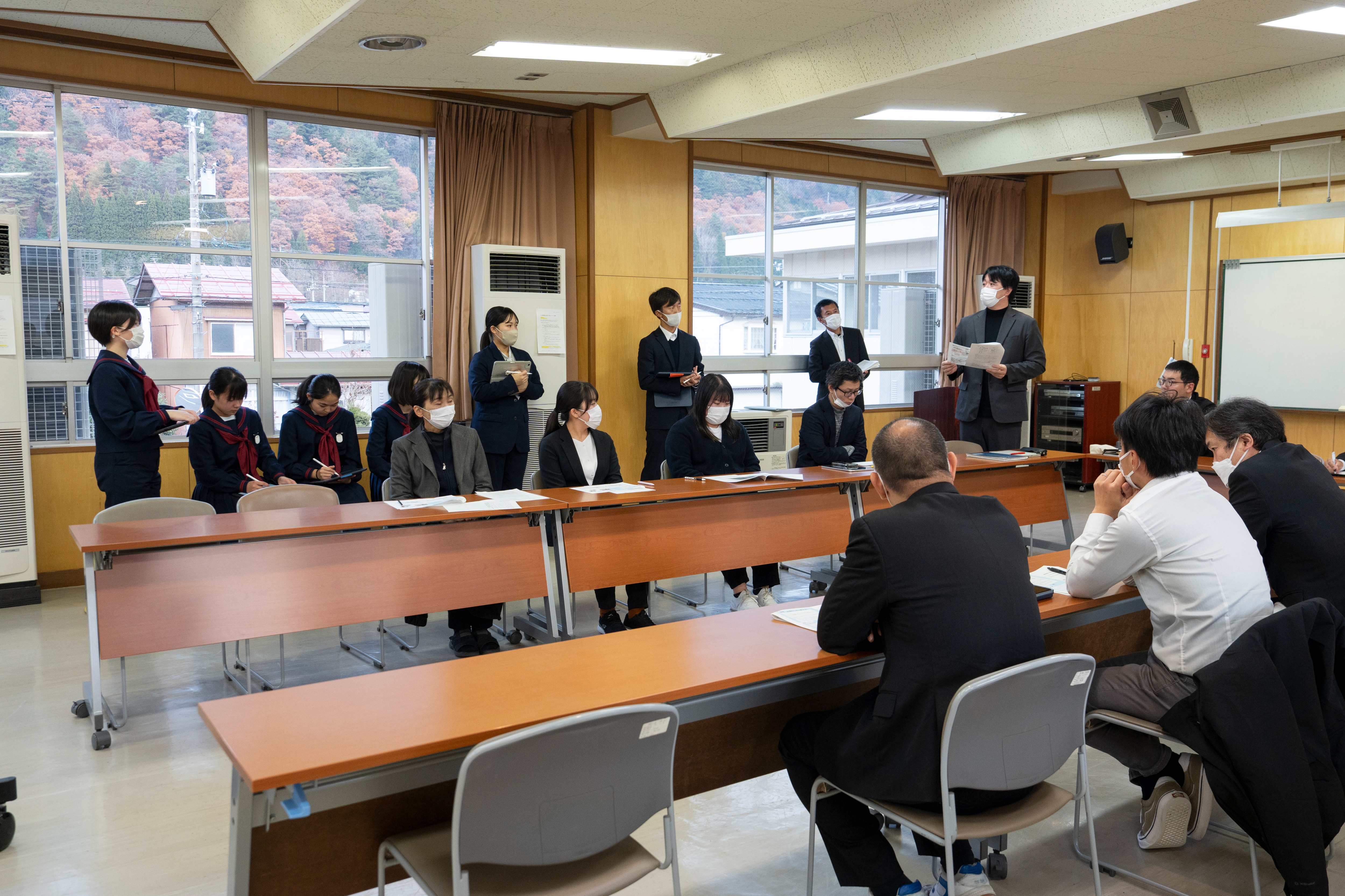 神岡中の生徒会執行部が校則の改定について教職員へ提案しました