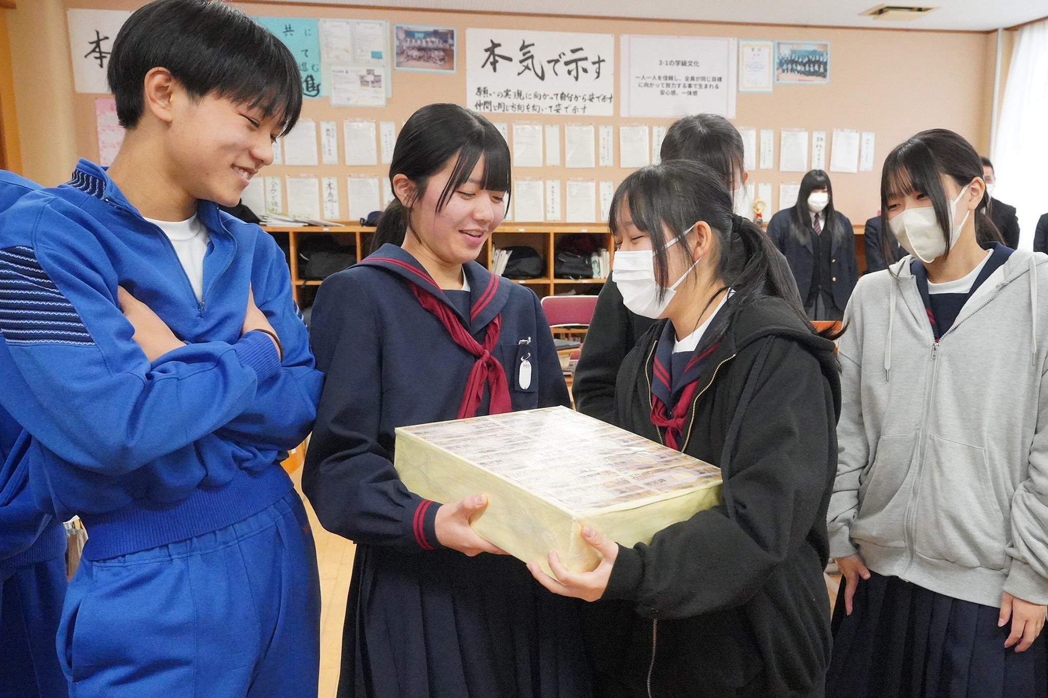 飛騨神岡高生が神岡中学校で租税教室を実施