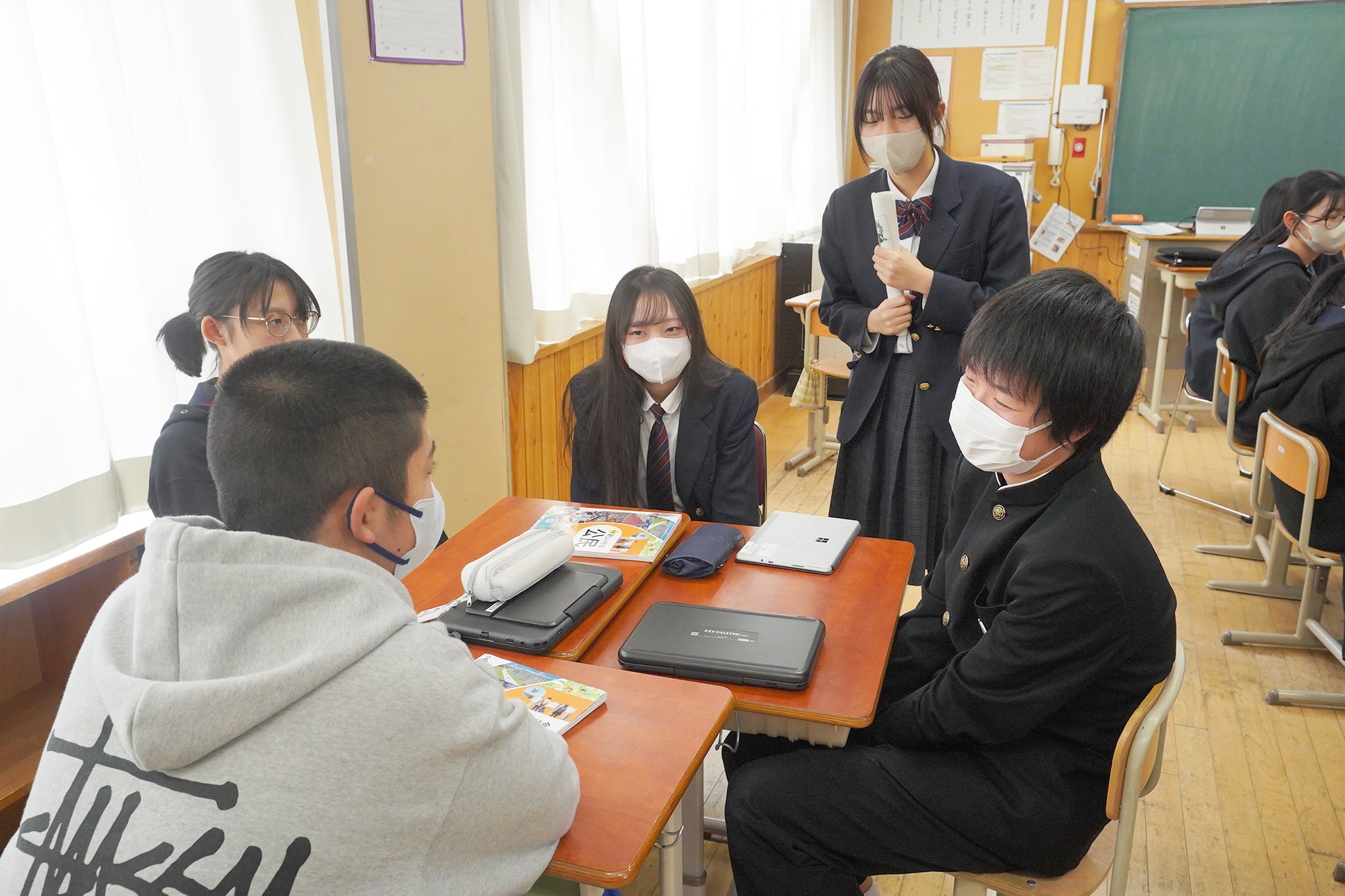 飛騨神岡高生が神岡中学校で租税教室を実施