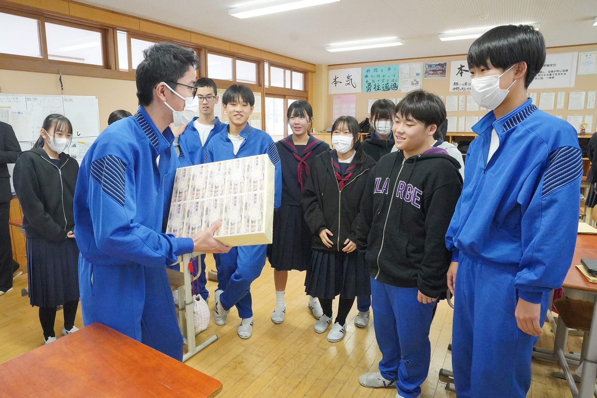 飛騨神岡高生が神岡中学校で租税教室を実施