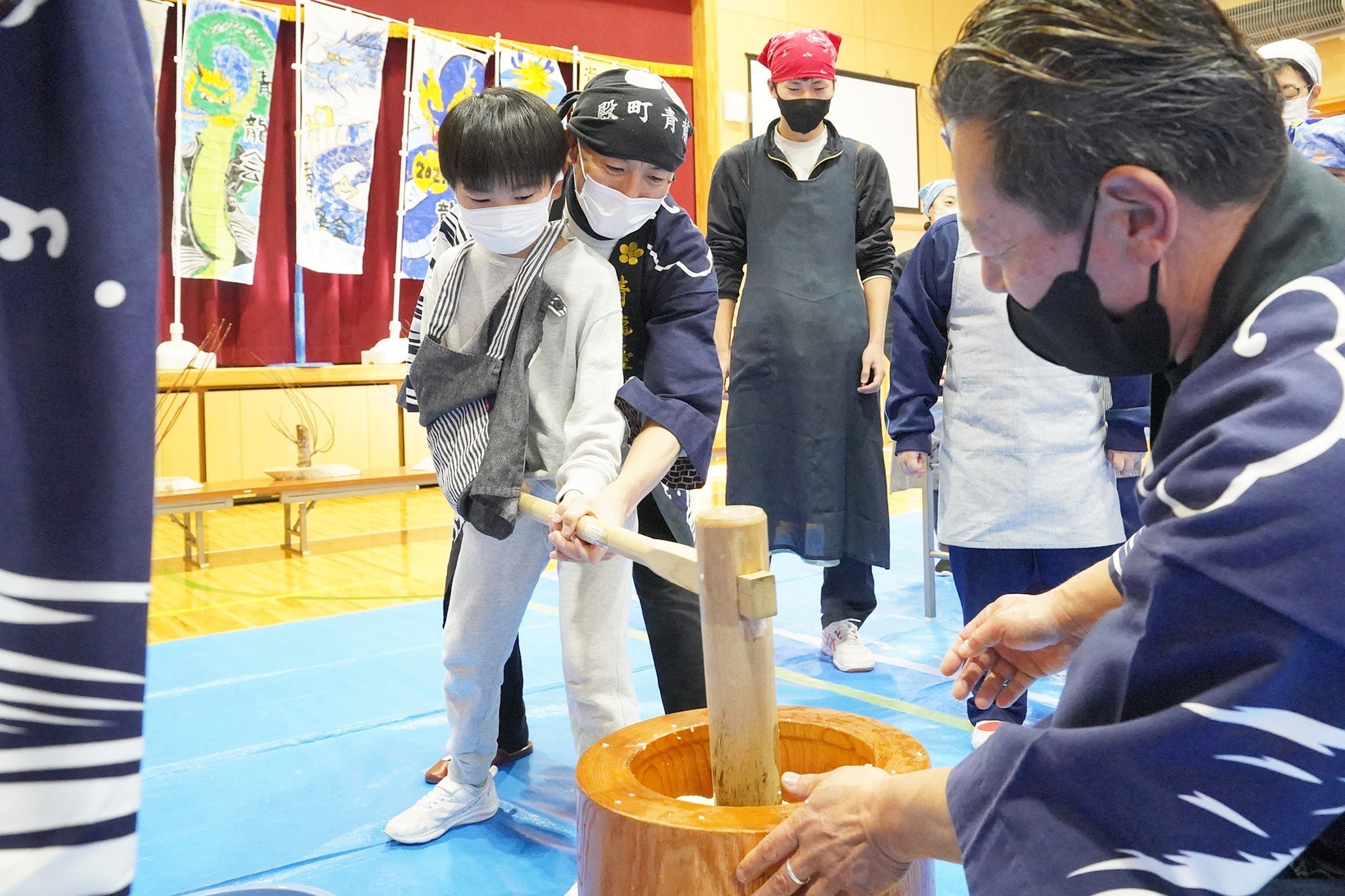 殿町青龍会が飛騨吉城特別支援学校で餅つき交流会