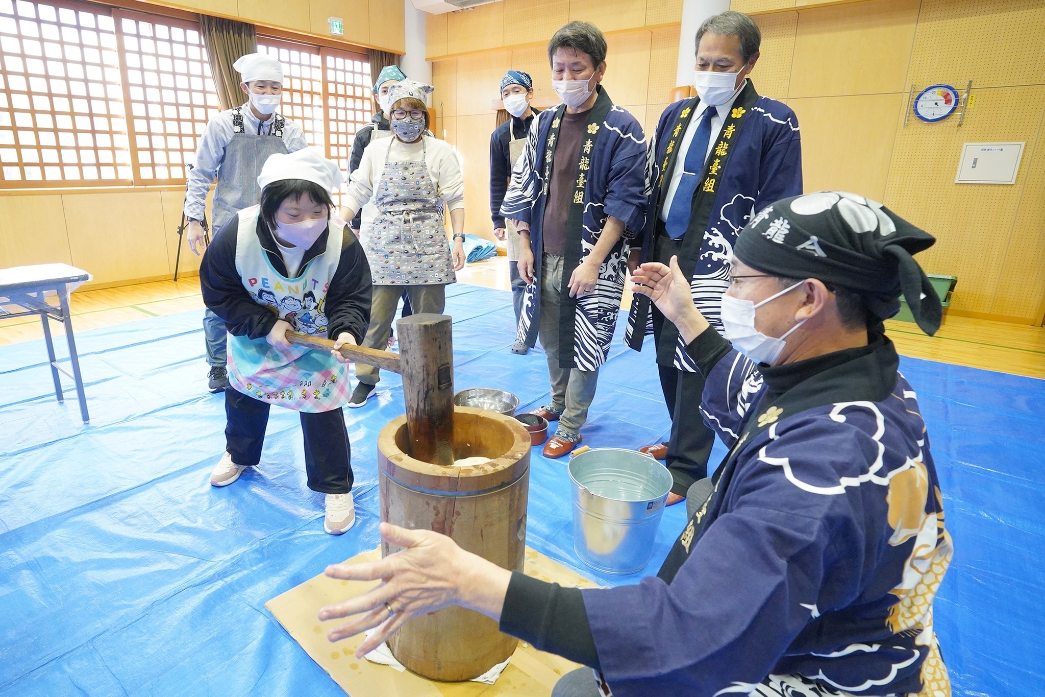 殿町青龍会が飛騨吉城特別支援学校で餅つき交流会