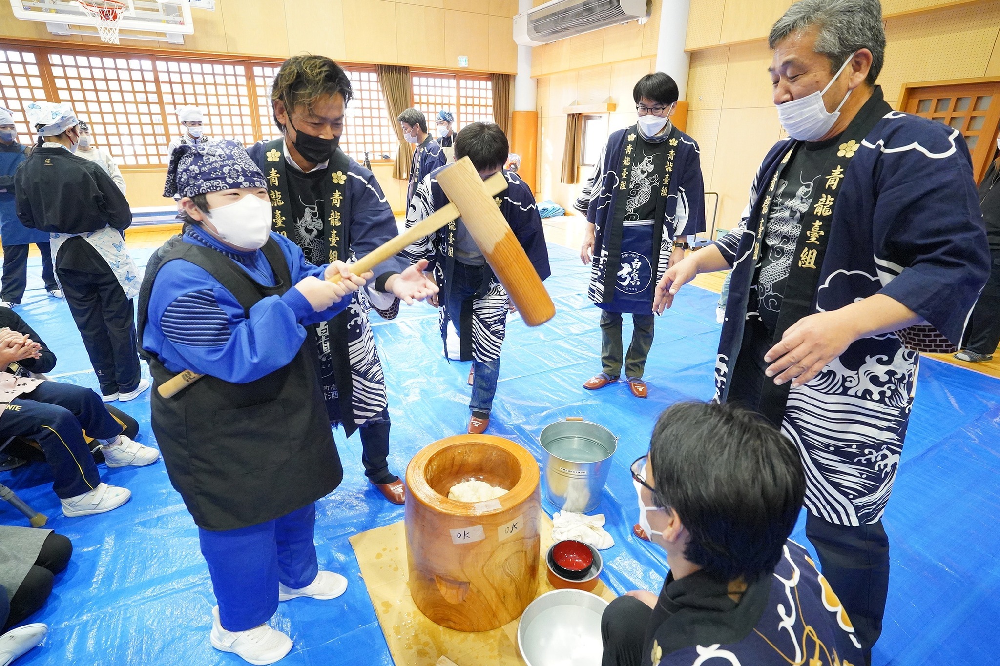殿町青龍会が飛騨吉城特別支援学校で餅つき交流会