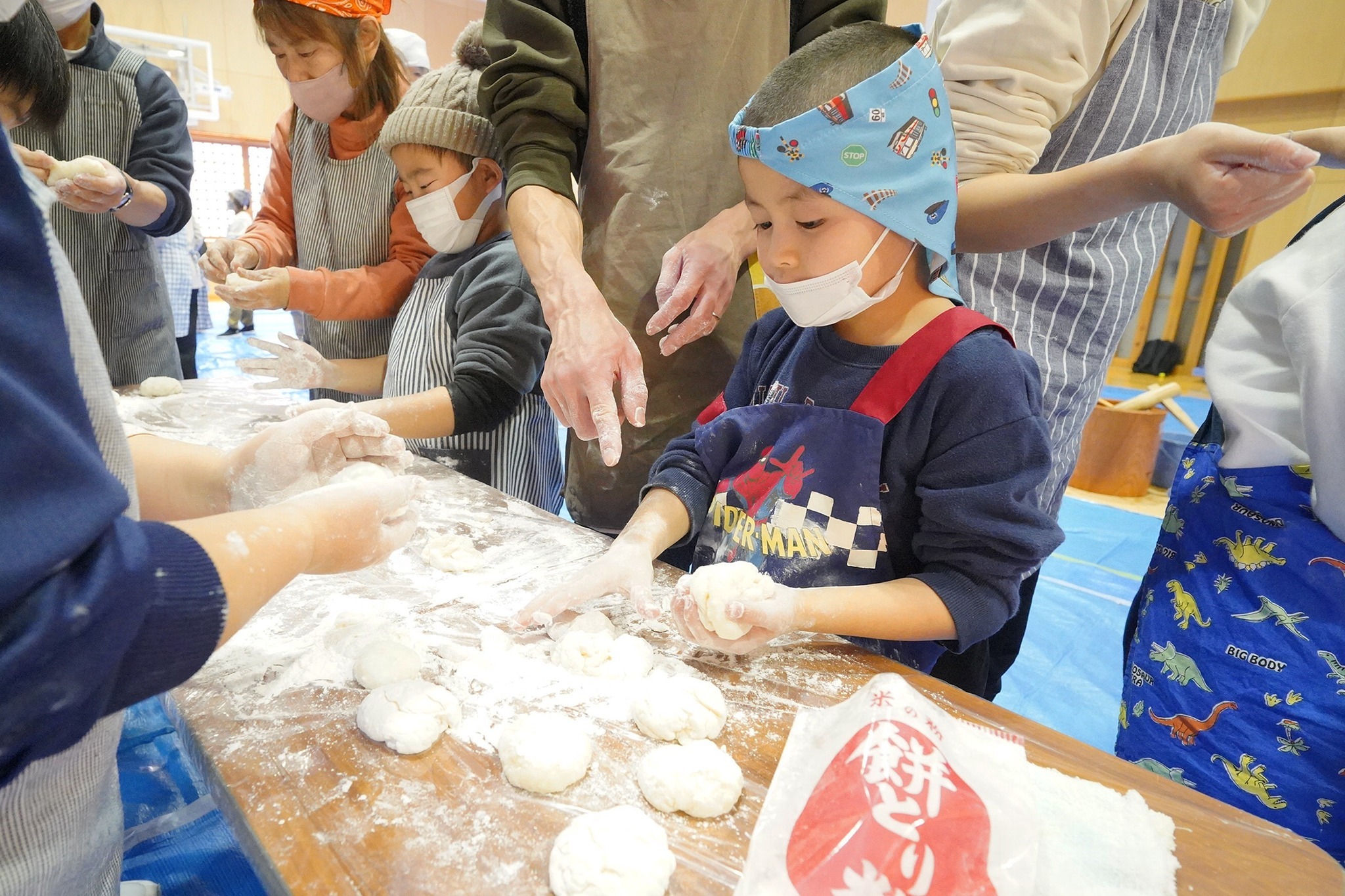殿町青龍会が飛騨吉城特別支援学校で餅つき交流会