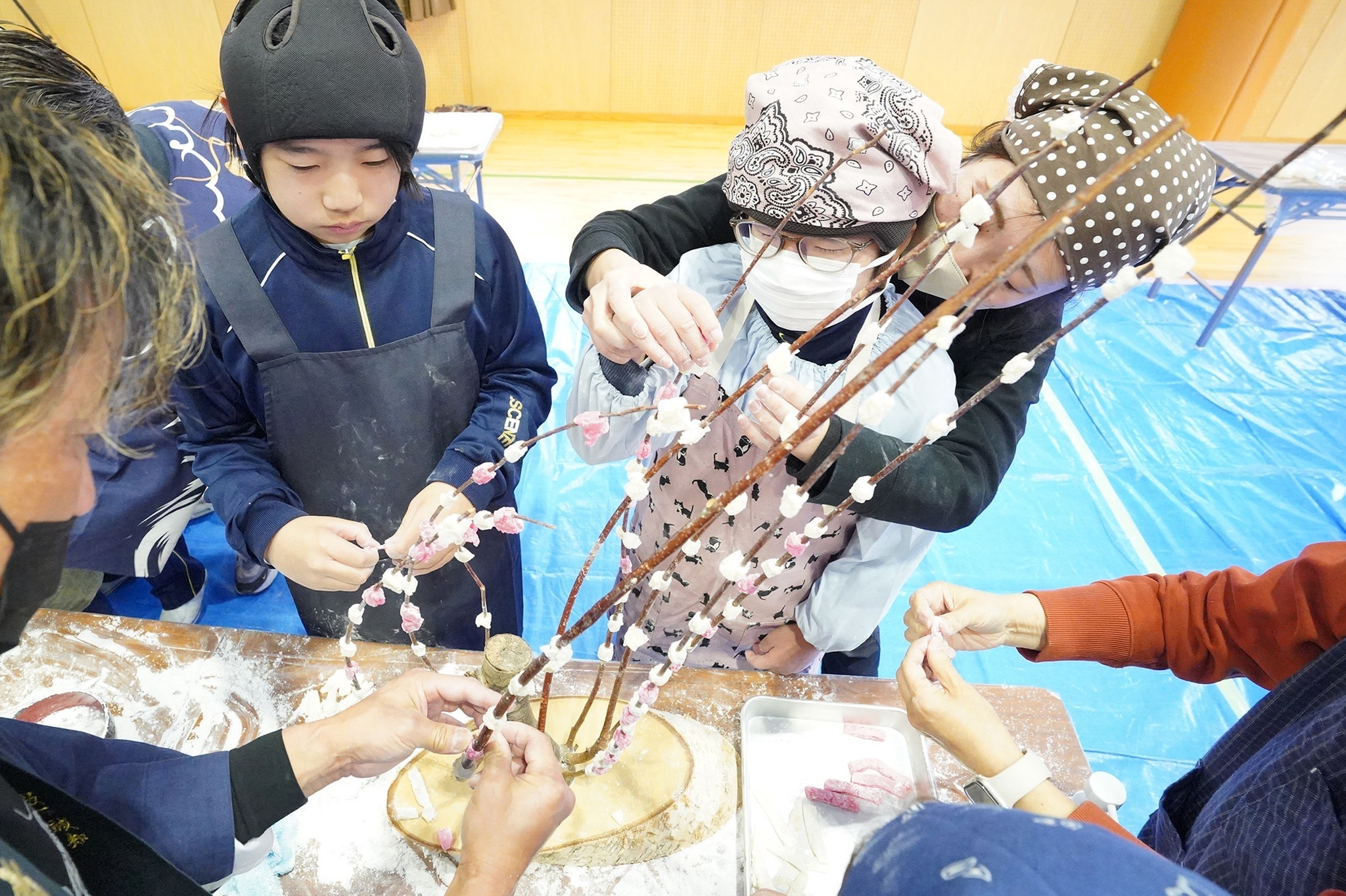 殿町青龍会が飛騨吉城特別支援学校で餅つき交流会