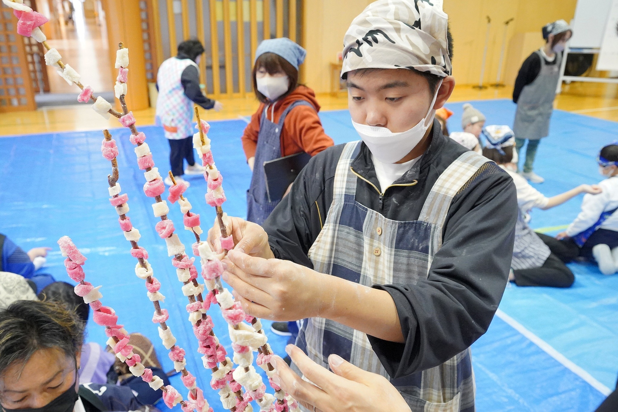 殿町青龍会が飛騨吉城特別支援学校で餅つき交流会