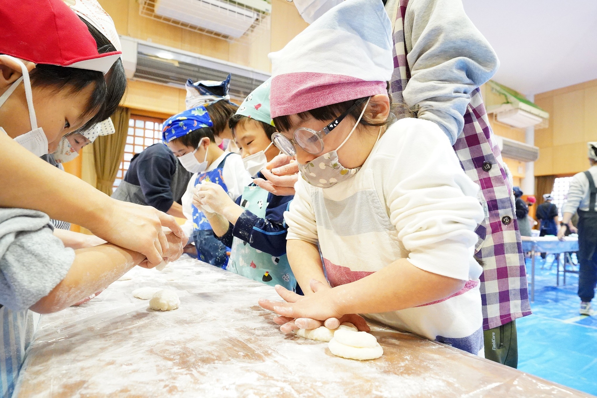 殿町青龍会が飛騨吉城特別支援学校で餅つき交流会