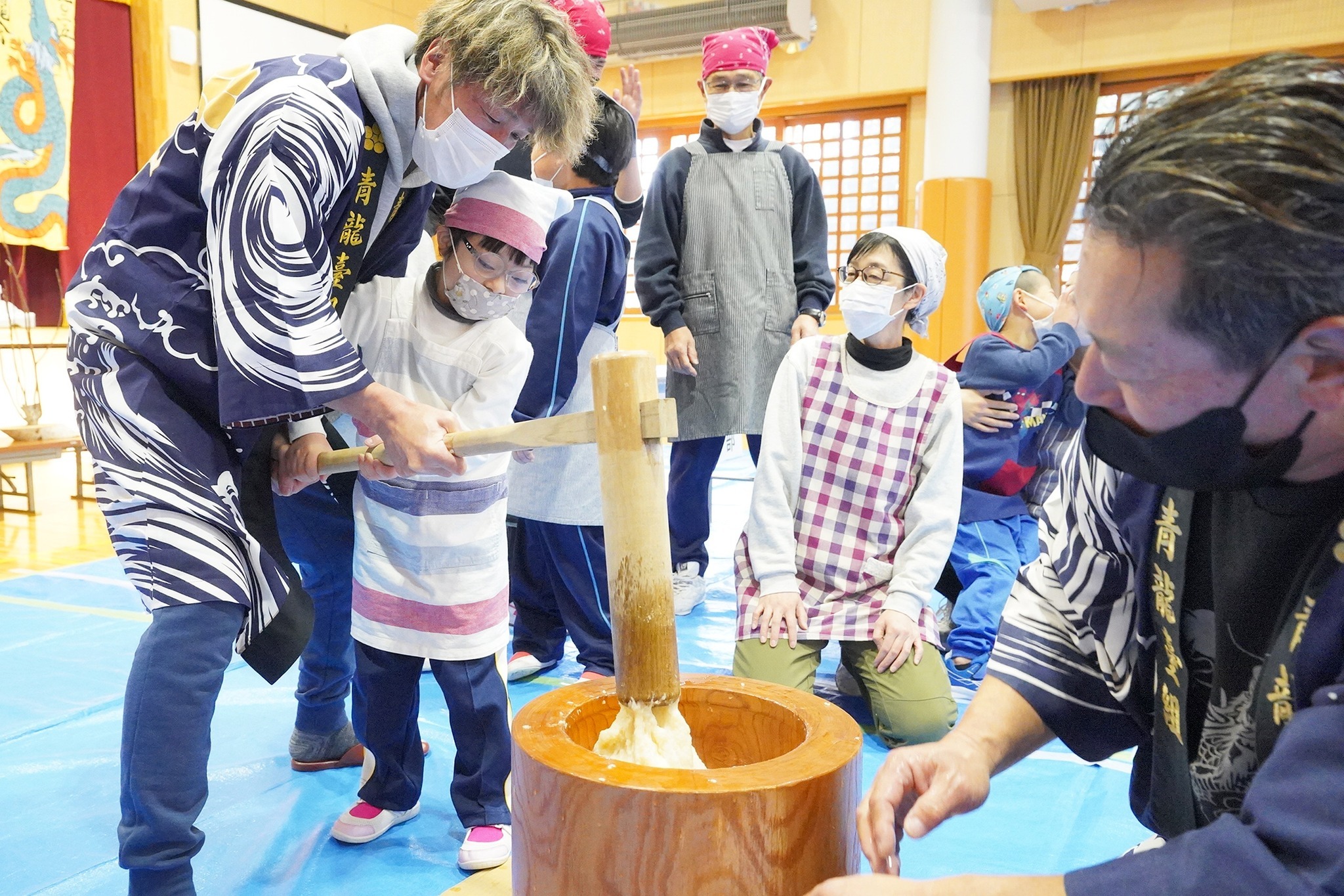 殿町青龍会が飛騨吉城特別支援学校で餅つき交流会