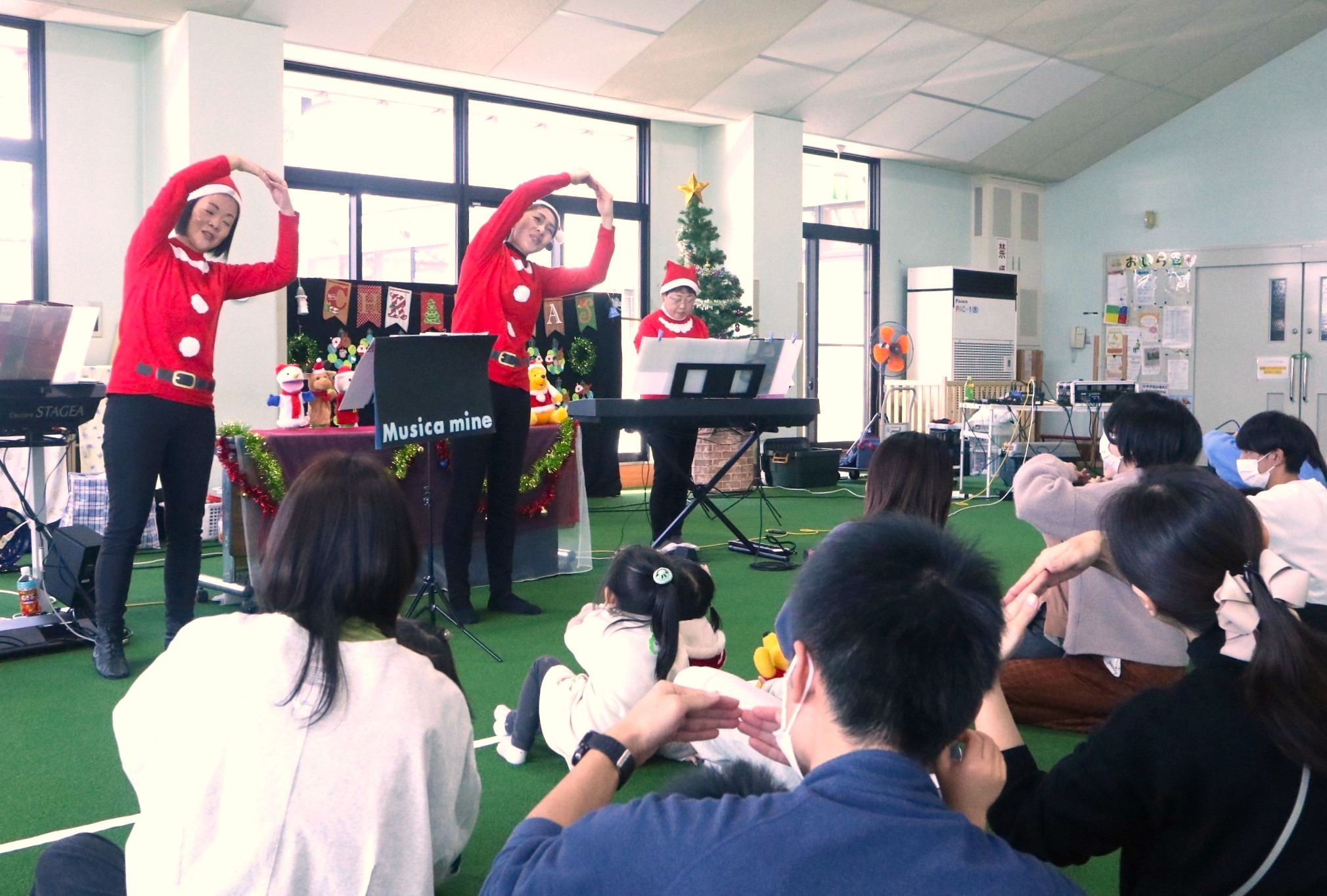みんなで歌って踊って～子育て支援センターでひと足早くクリスマス！