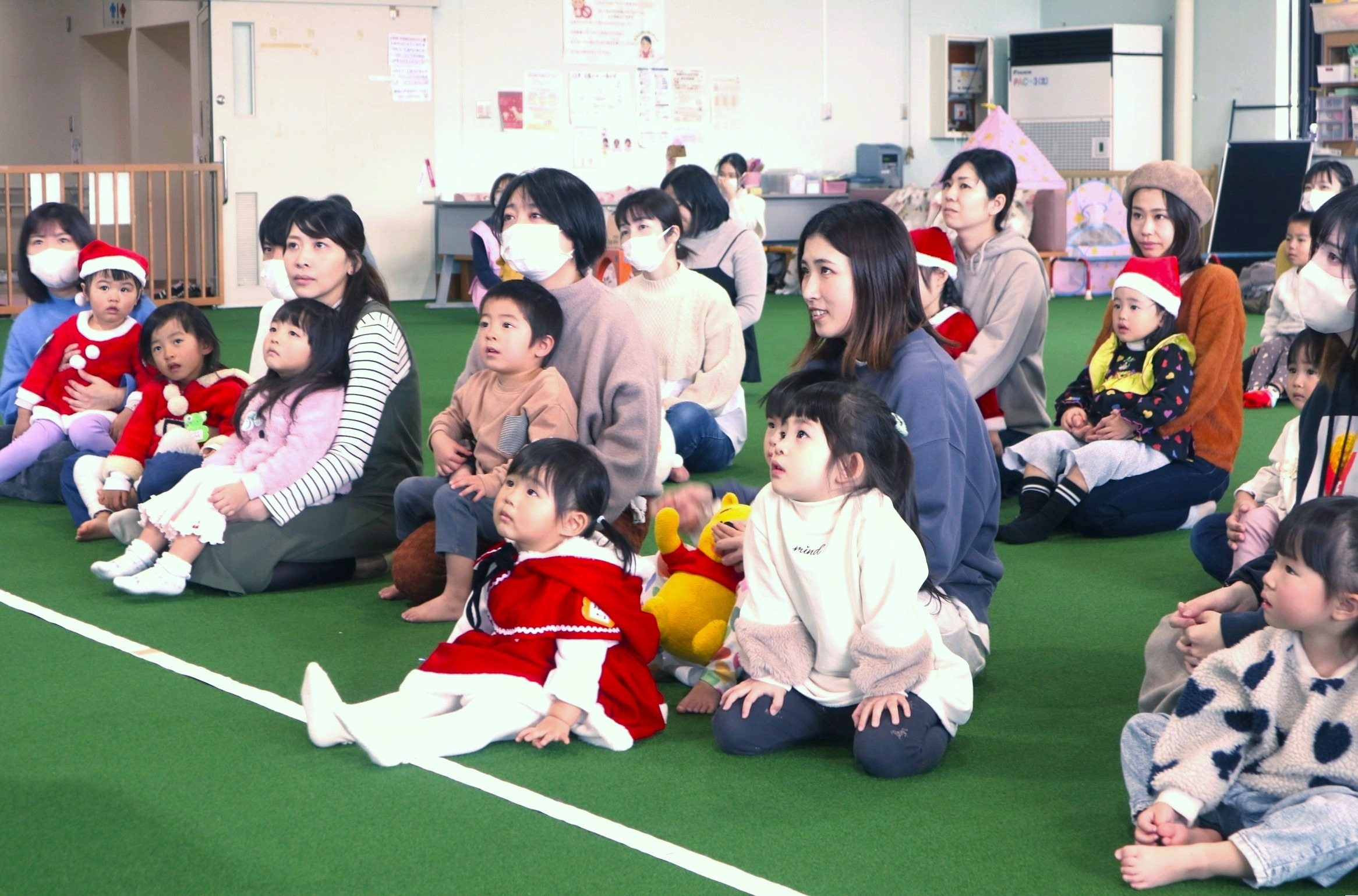 みんなで歌って踊って～子育て支援センターでひと足早くクリスマス！