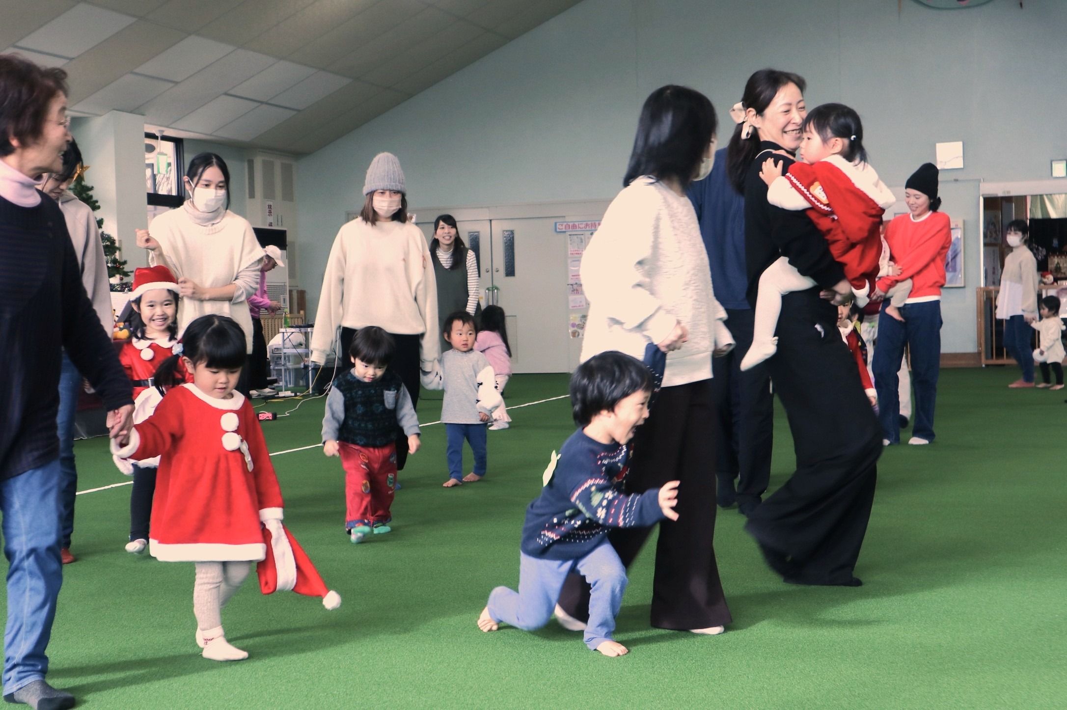 みんなで歌って踊って～子育て支援センターでひと足早くクリスマス！