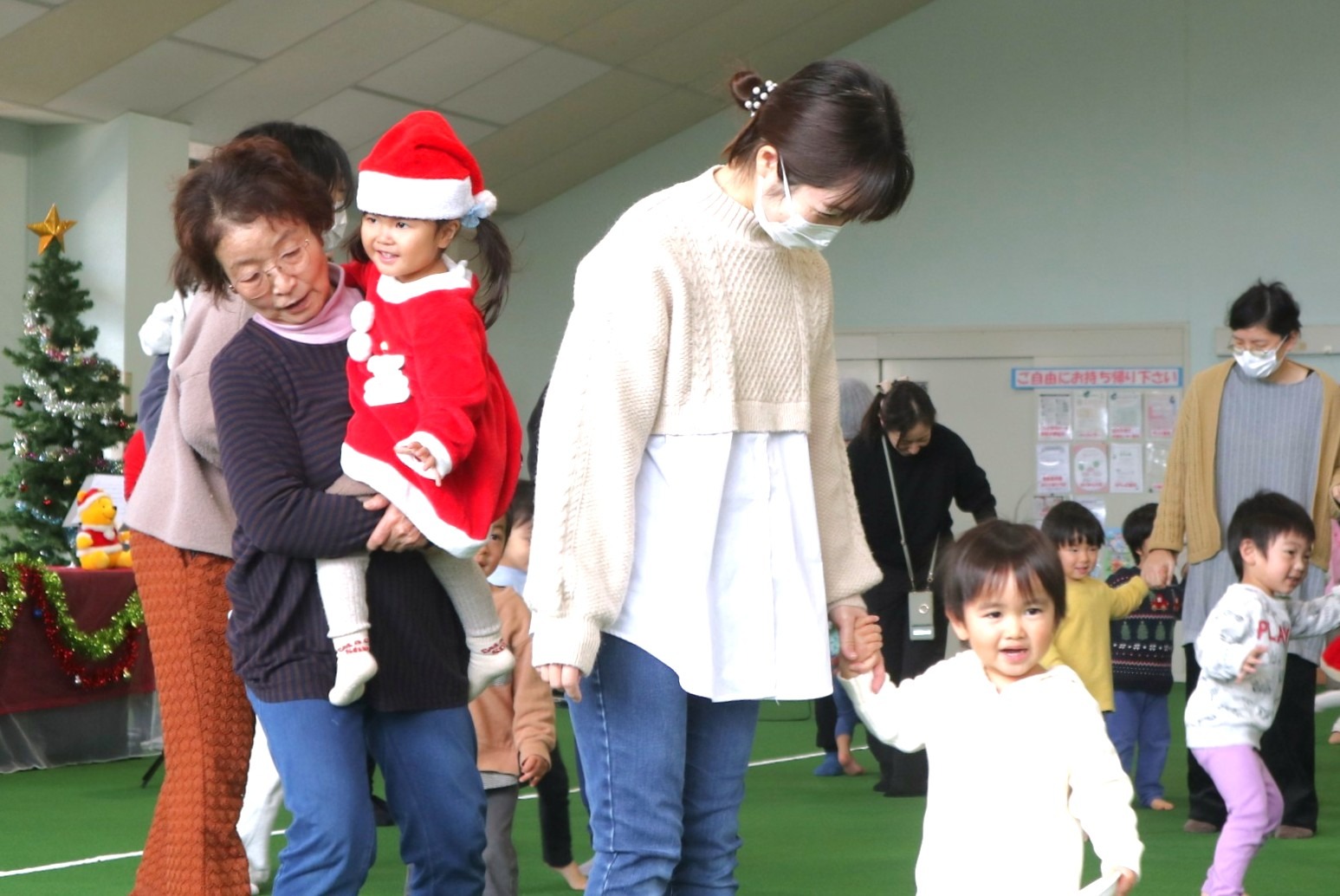 みんなで歌って踊って～子育て支援センターでひと足早くクリスマス！