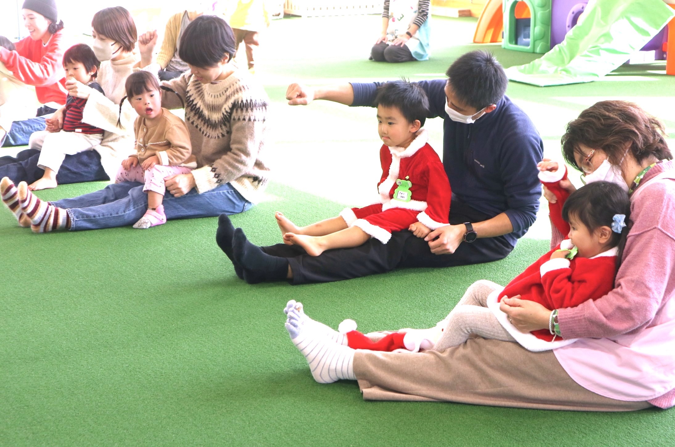 みんなで歌って踊って～子育て支援センターでひと足早くクリスマス！
