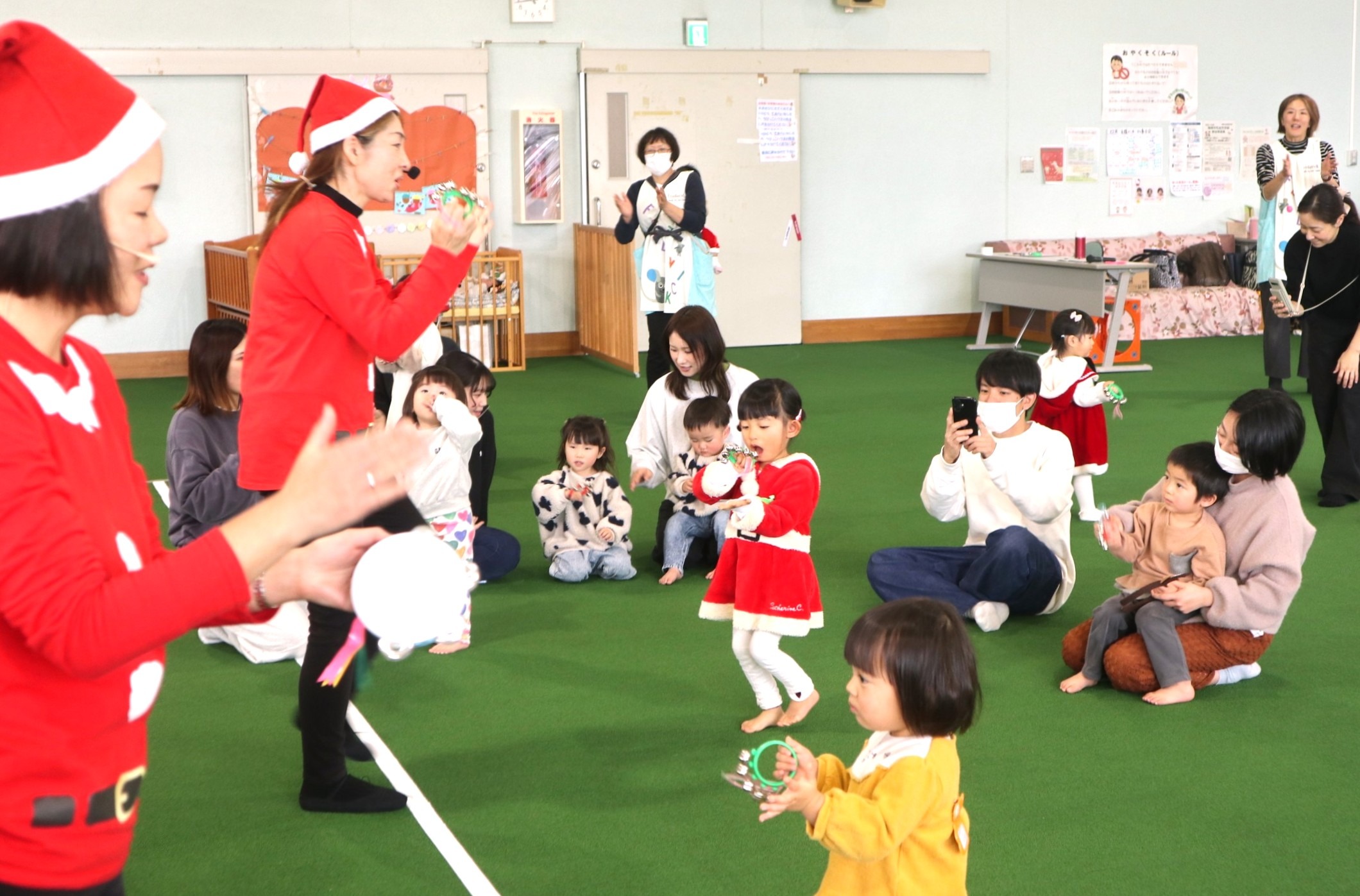 みんなで歌って踊って～子育て支援センターでひと足早くクリスマス！