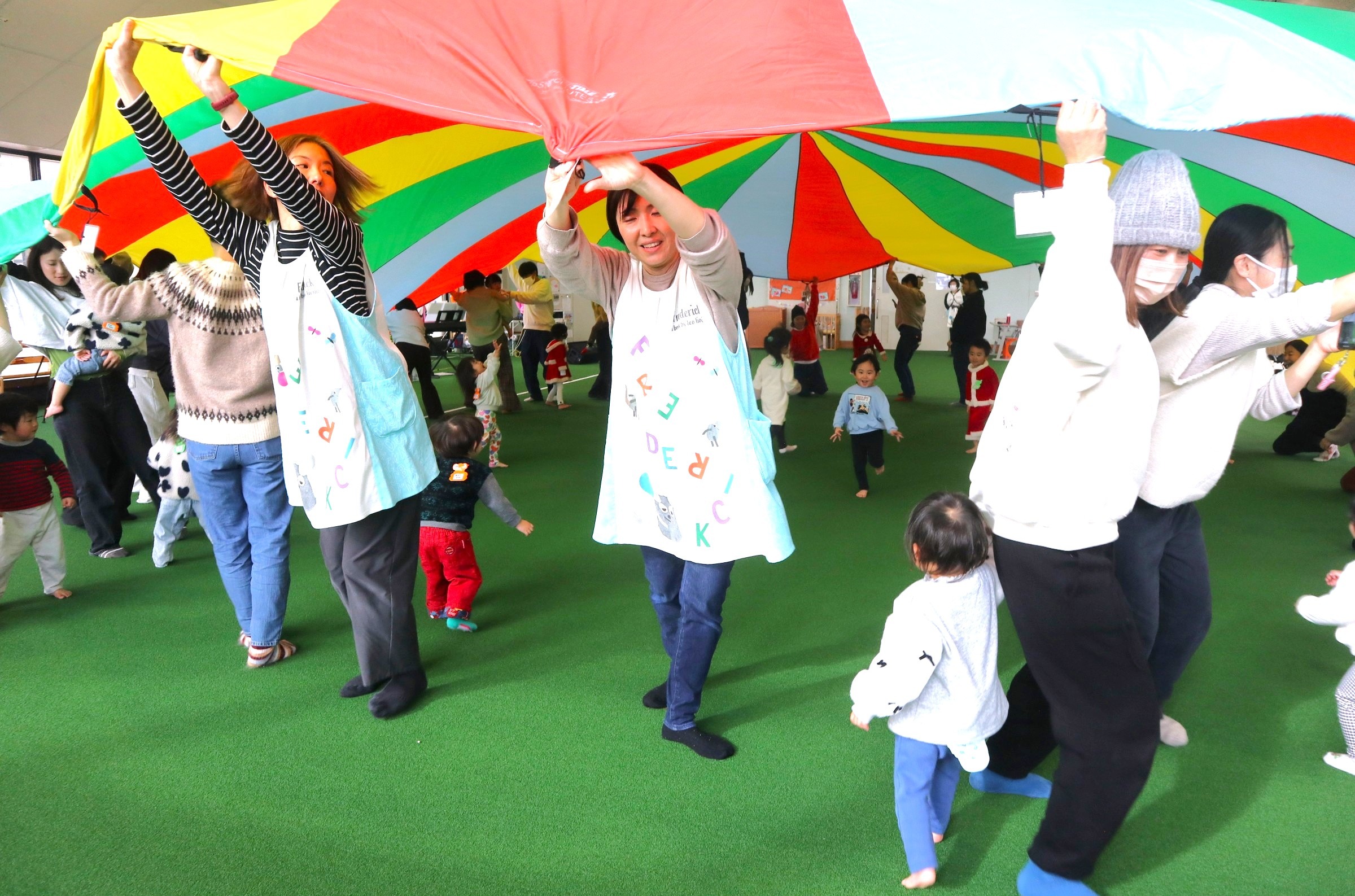 みんなで歌って踊って～子育て支援センターでひと足早くクリスマス！