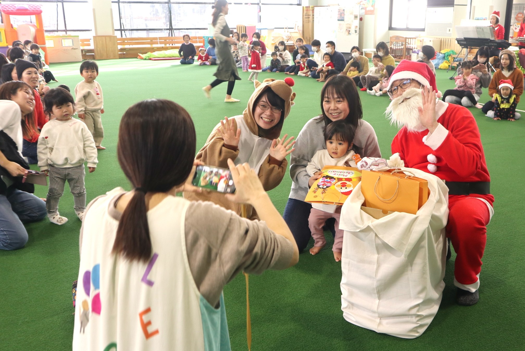 みんなで歌って踊って～子育て支援センターでひと足早くクリスマス！