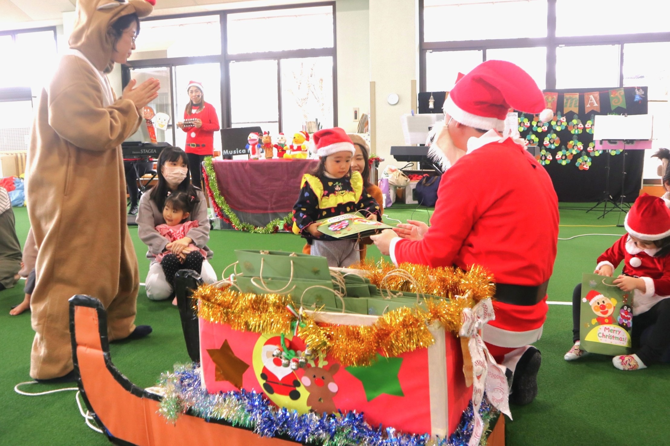 みんなで歌って踊って～子育て支援センターでひと足早くクリスマス！