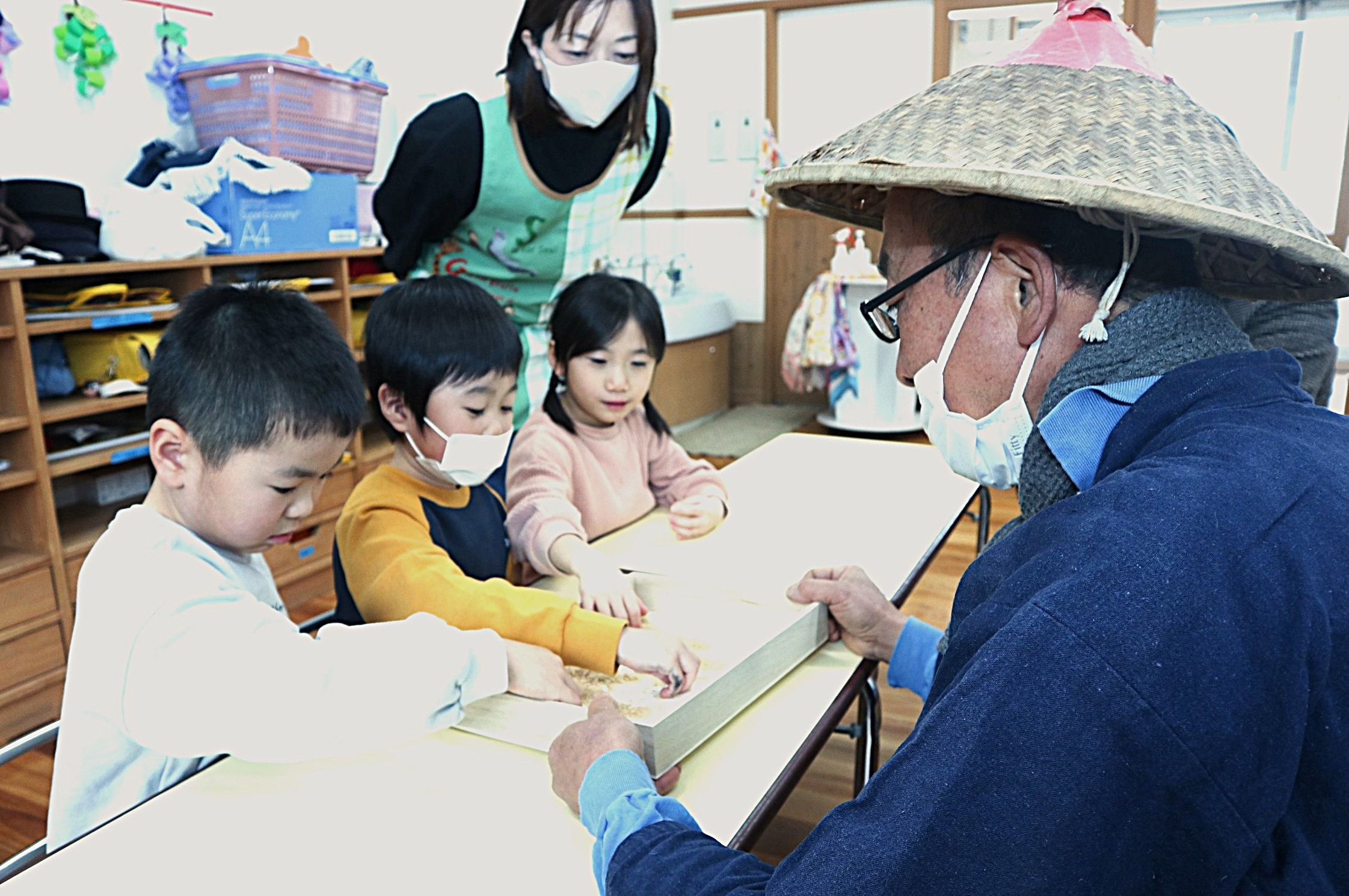 市内の園児や小中学生が自然にやさしいお米を使った給食をいただきました