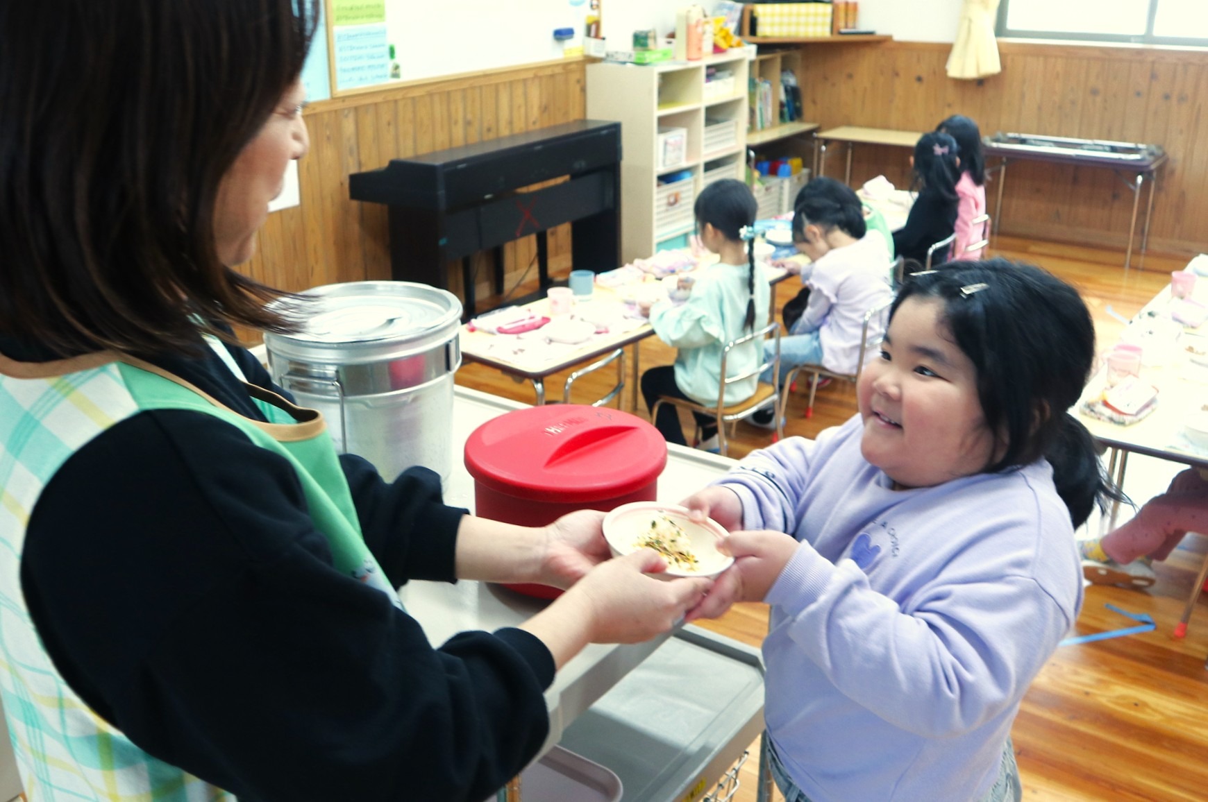 市内の園児や小中学生が自然にやさしいお米を使った給食をいただきました