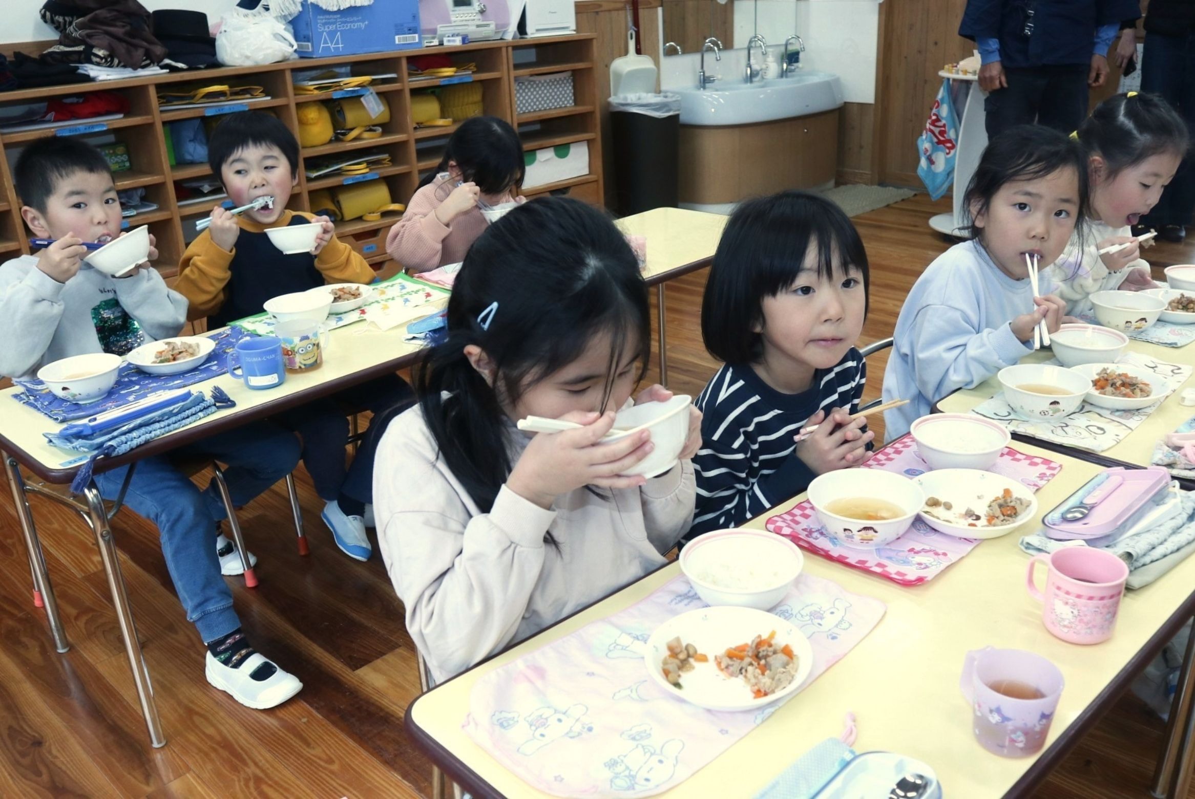市内の園児や小中学生が自然にやさしいお米を使った給食をいただきました