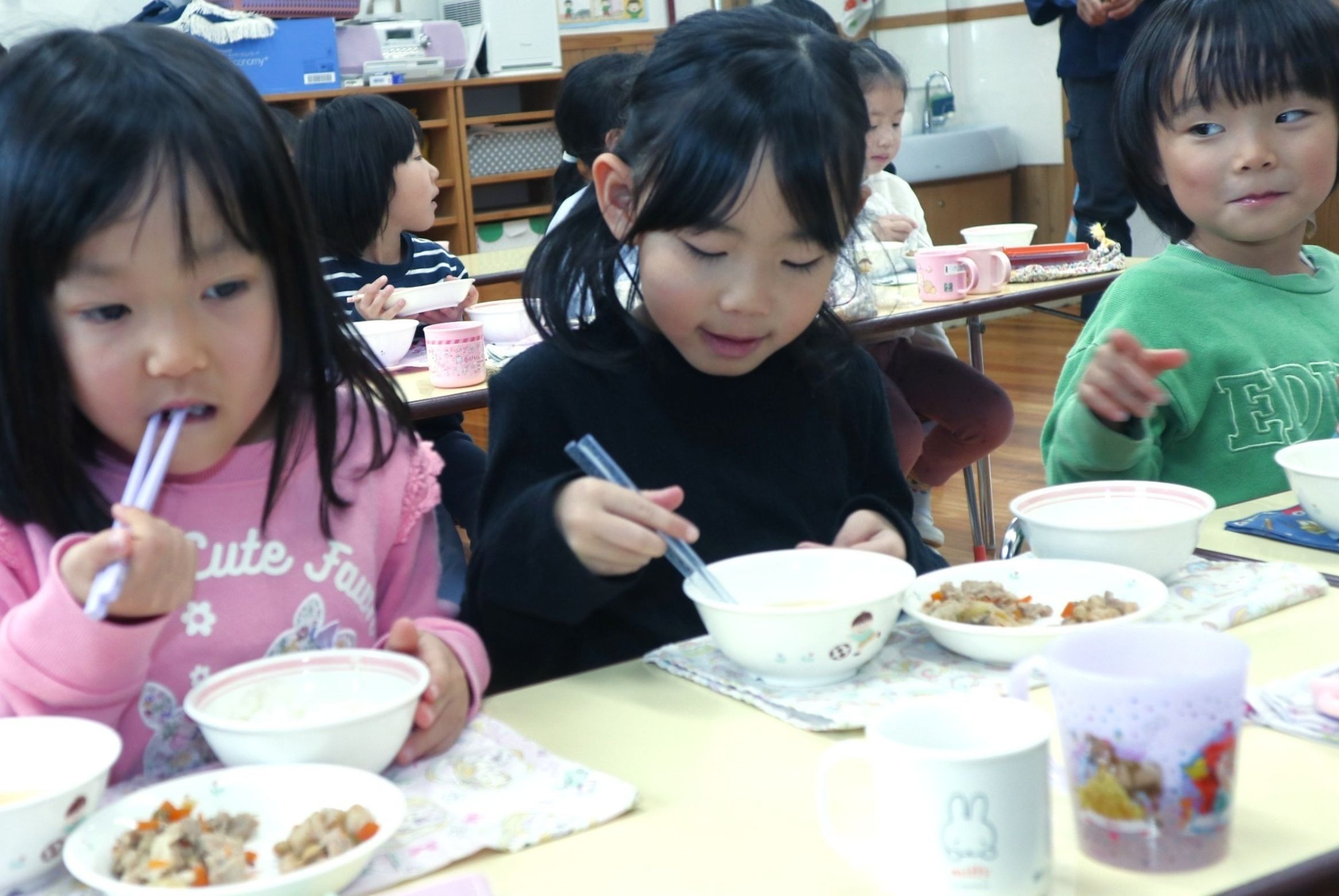 市内の園児や小中学生が自然にやさしいお米を使った給食をいただきました