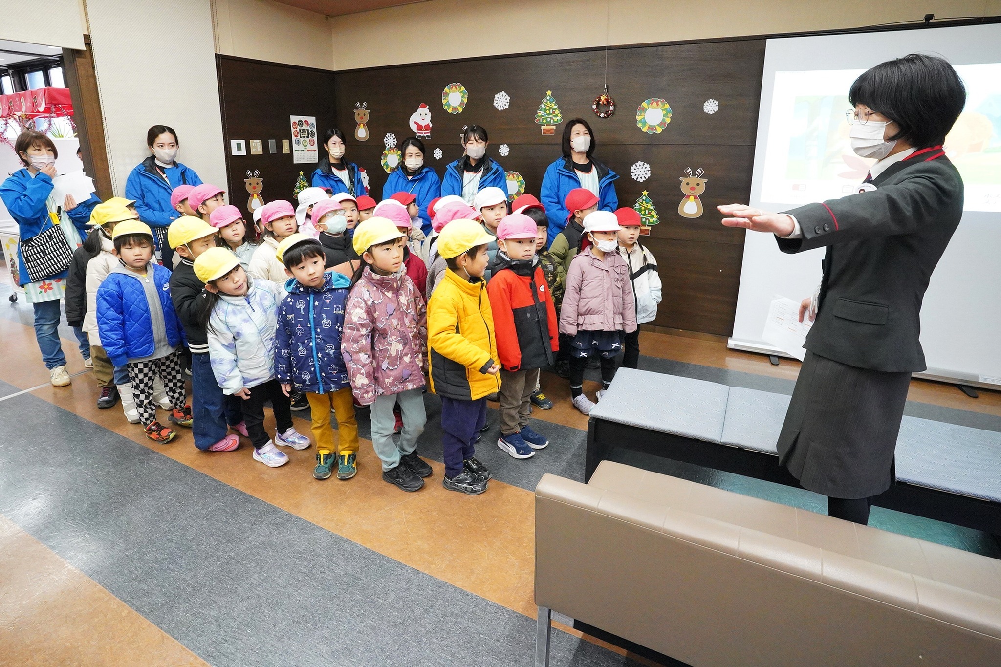 増島保育園の年長園児が飛騨古川郵便局で「リアル郵便ごっこ」