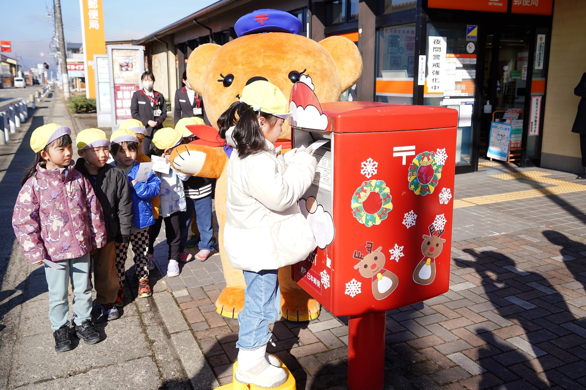 増島保育園の年長園児が飛騨古川郵便局で「リアル郵便ごっこ」
