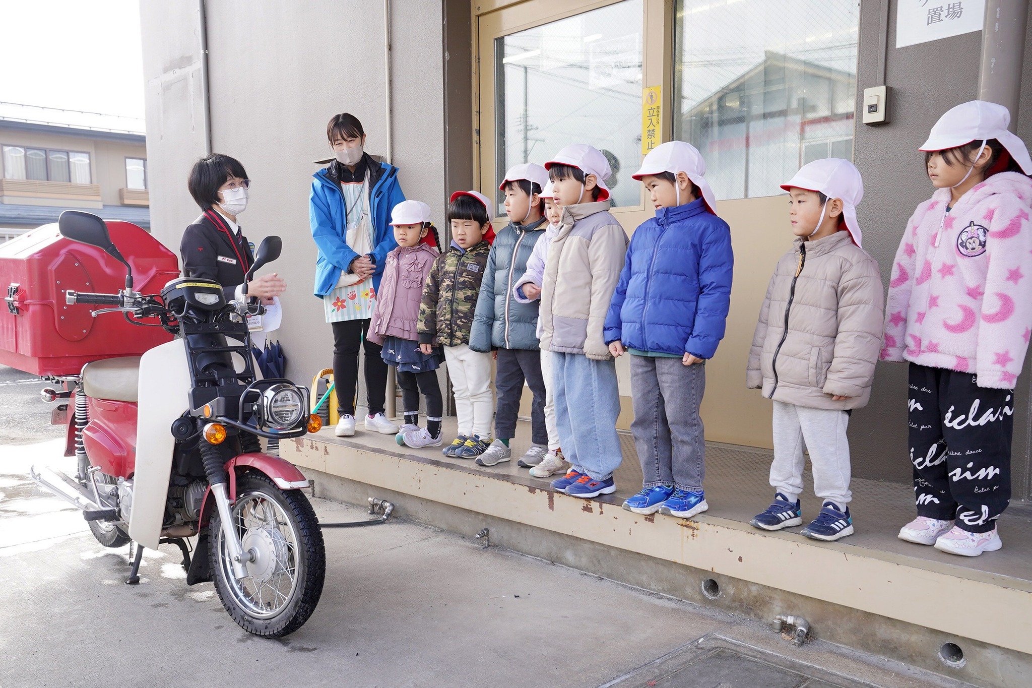 増島保育園の年長園児が飛騨古川郵便局で「リアル郵便ごっこ」