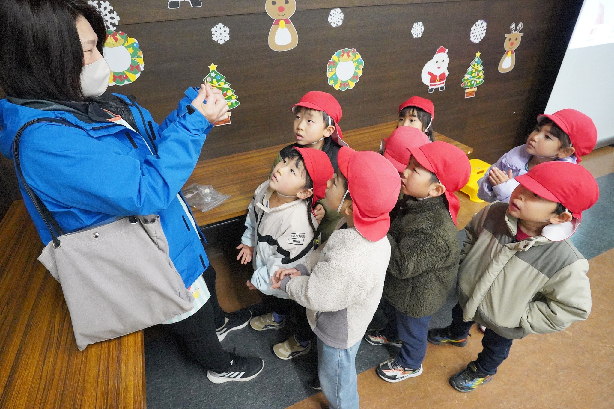 増島保育園の年長園児が飛騨古川郵便局で「リアル郵便ごっこ」