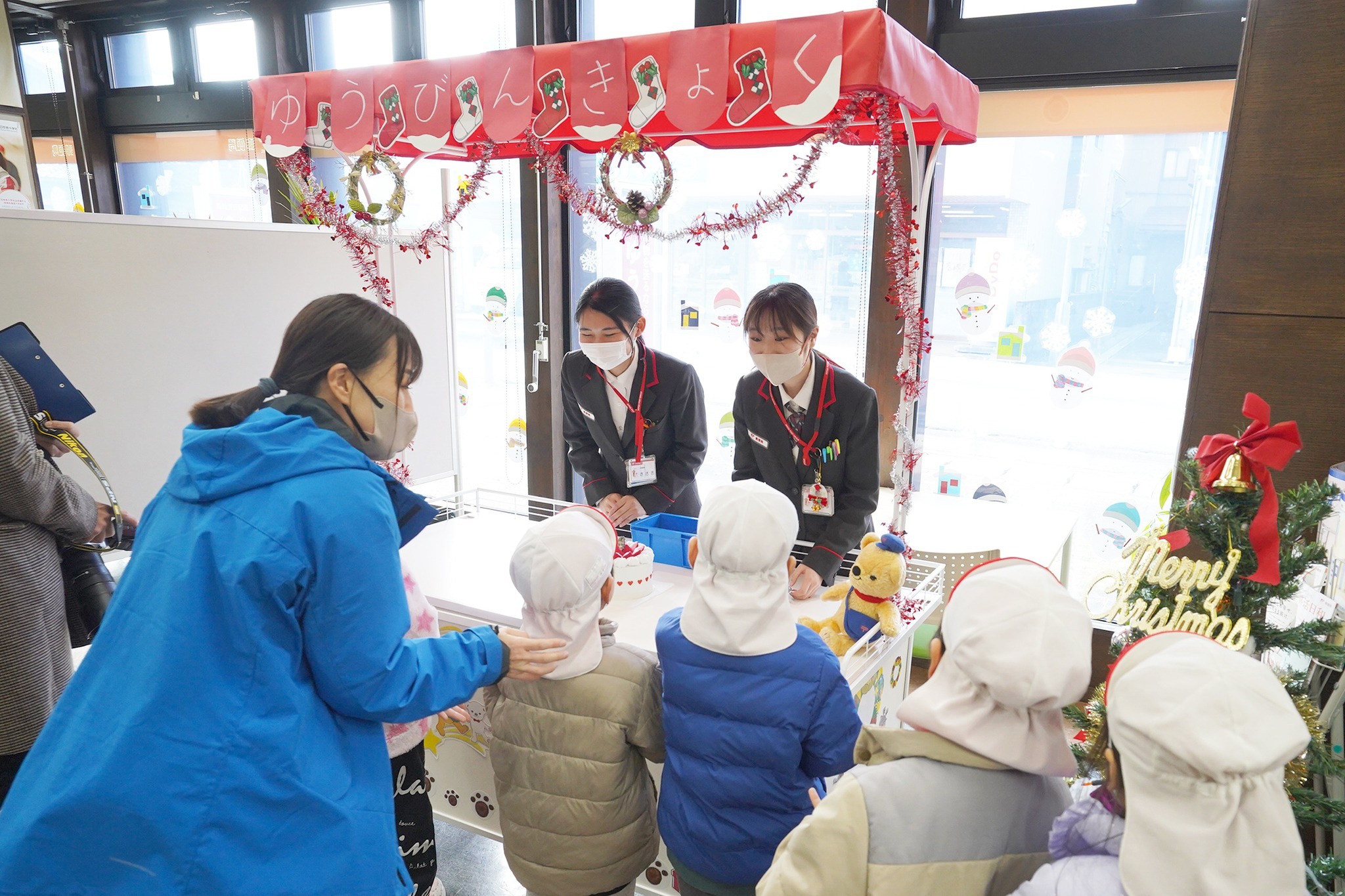 増島保育園の年長園児が飛騨古川郵便局で「リアル郵便ごっこ」