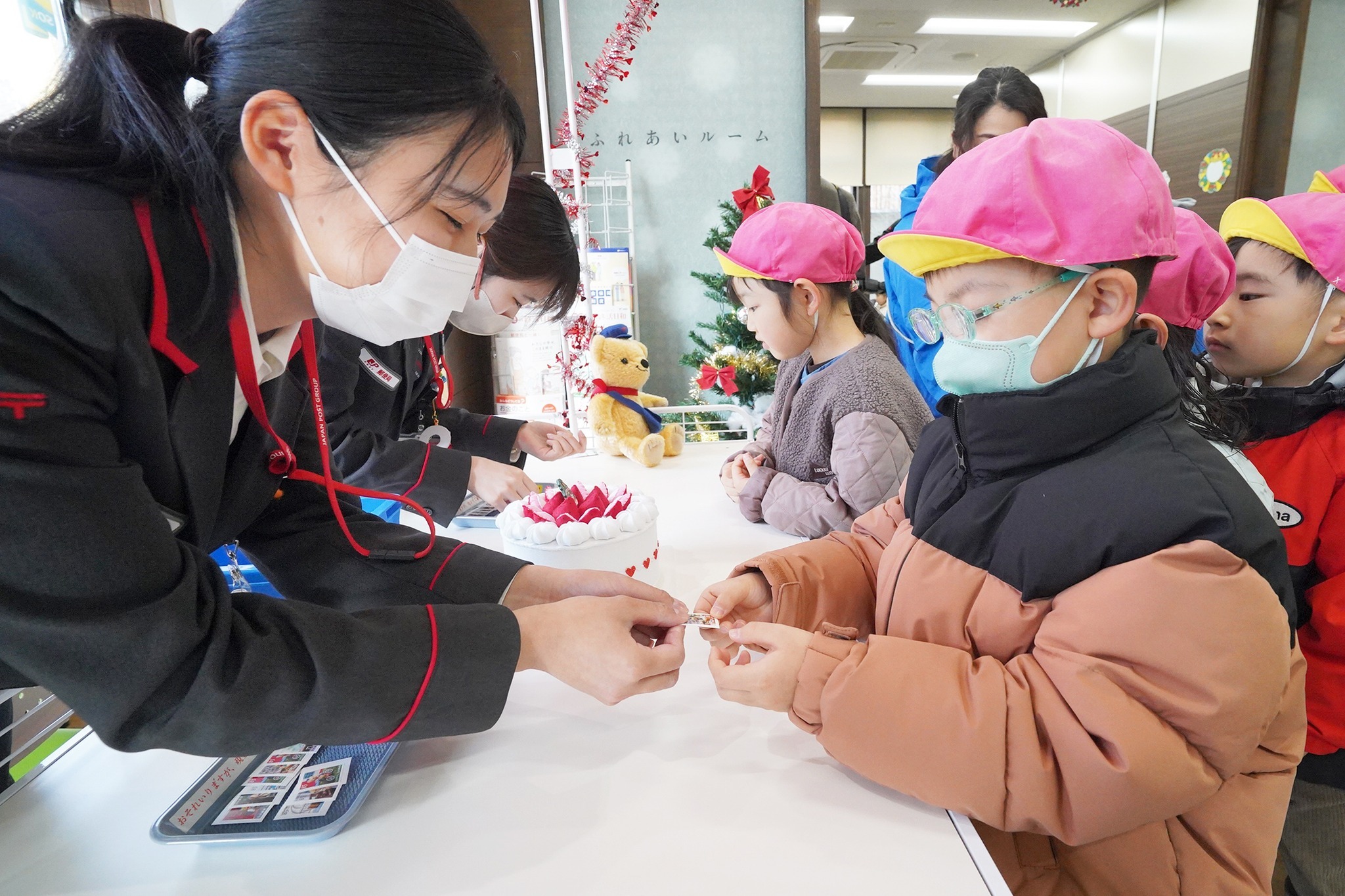 増島保育園の年長園児が飛騨古川郵便局で「リアル郵便ごっこ」