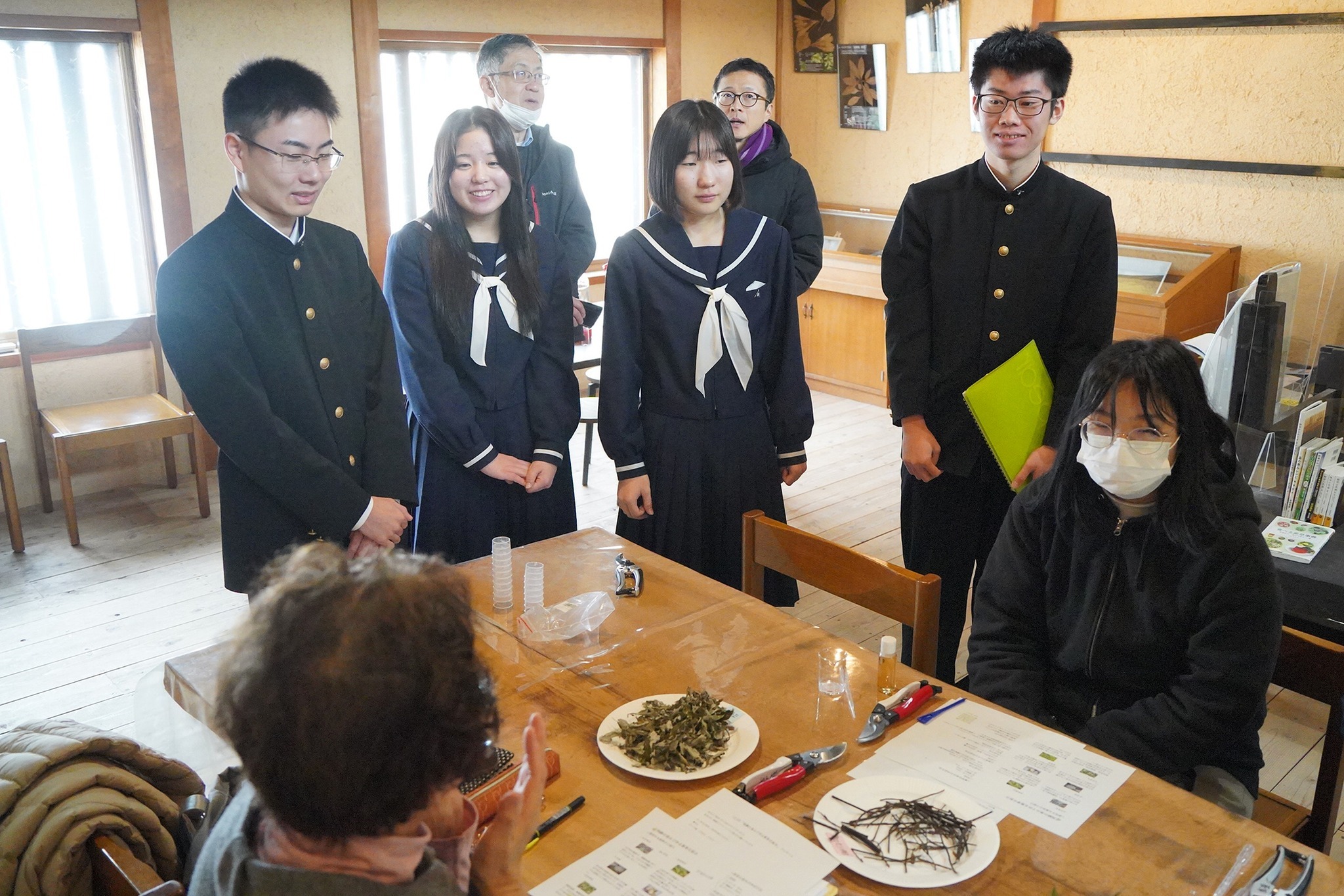 高校生が薬草化粧水作りのワークショップを開催