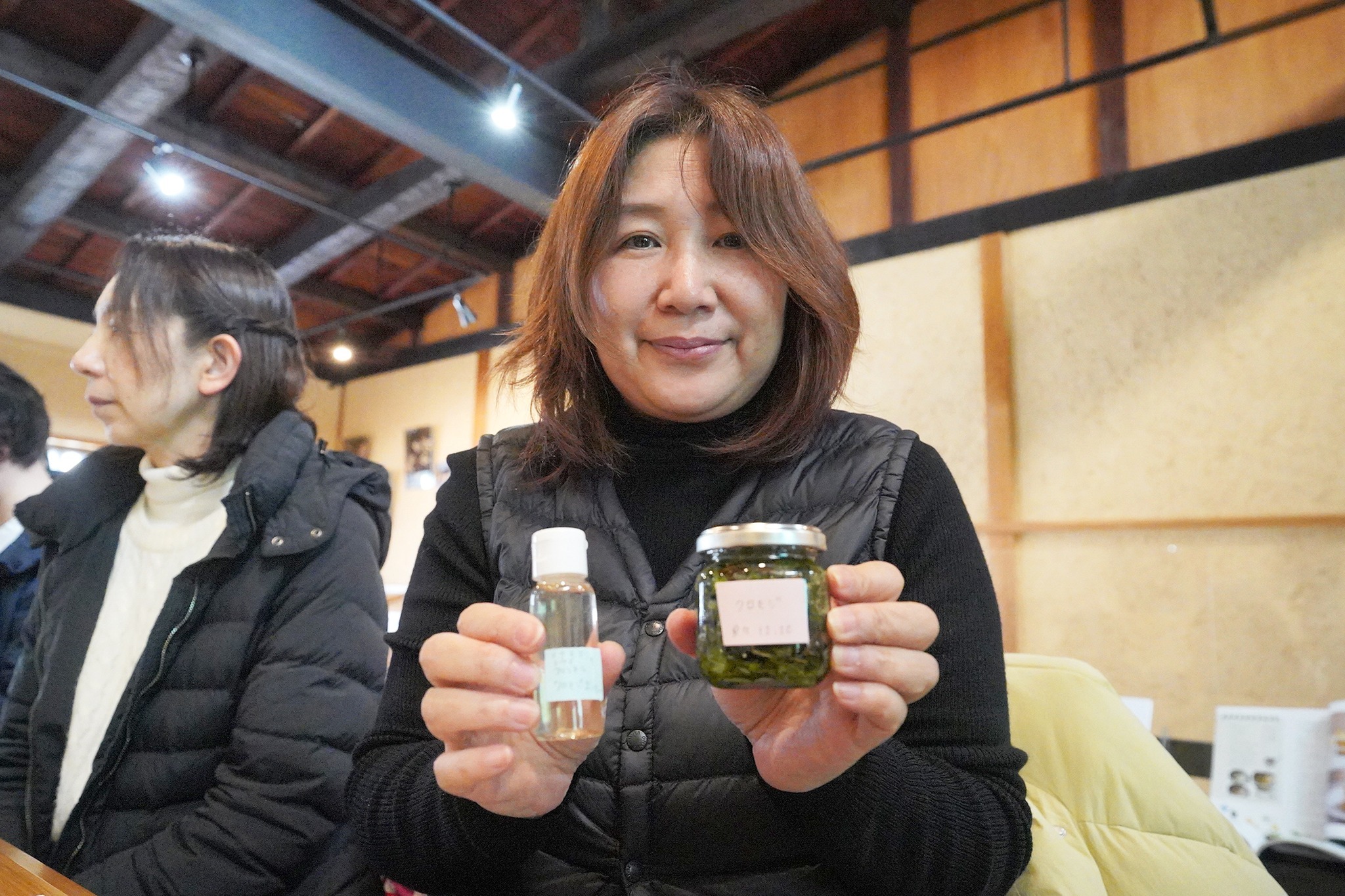 高校生が薬草化粧水作りのワークショップを開催