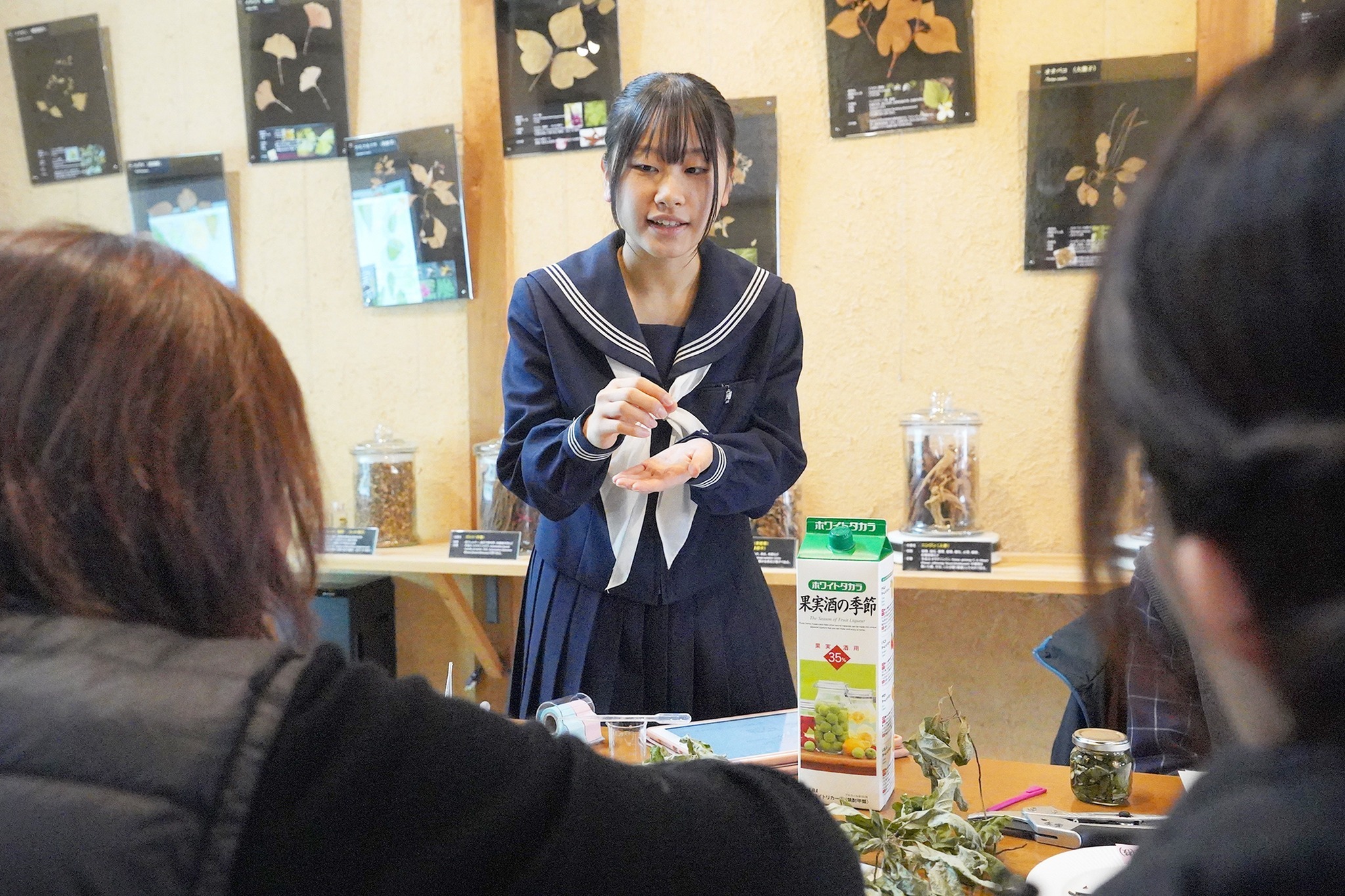 高校生が薬草化粧水作りのワークショップを開催