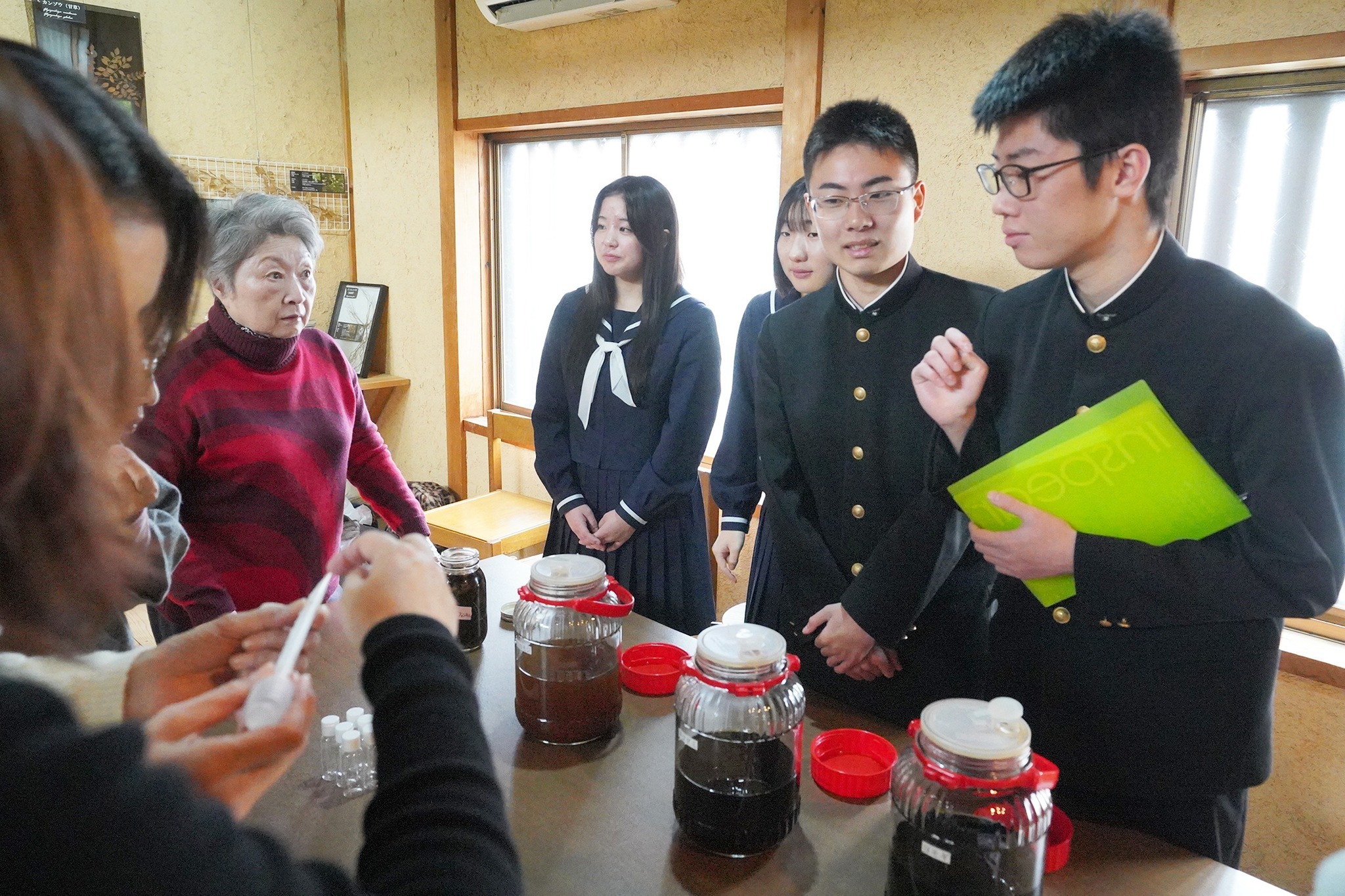高校生が薬草化粧水作りのワークショップを開催