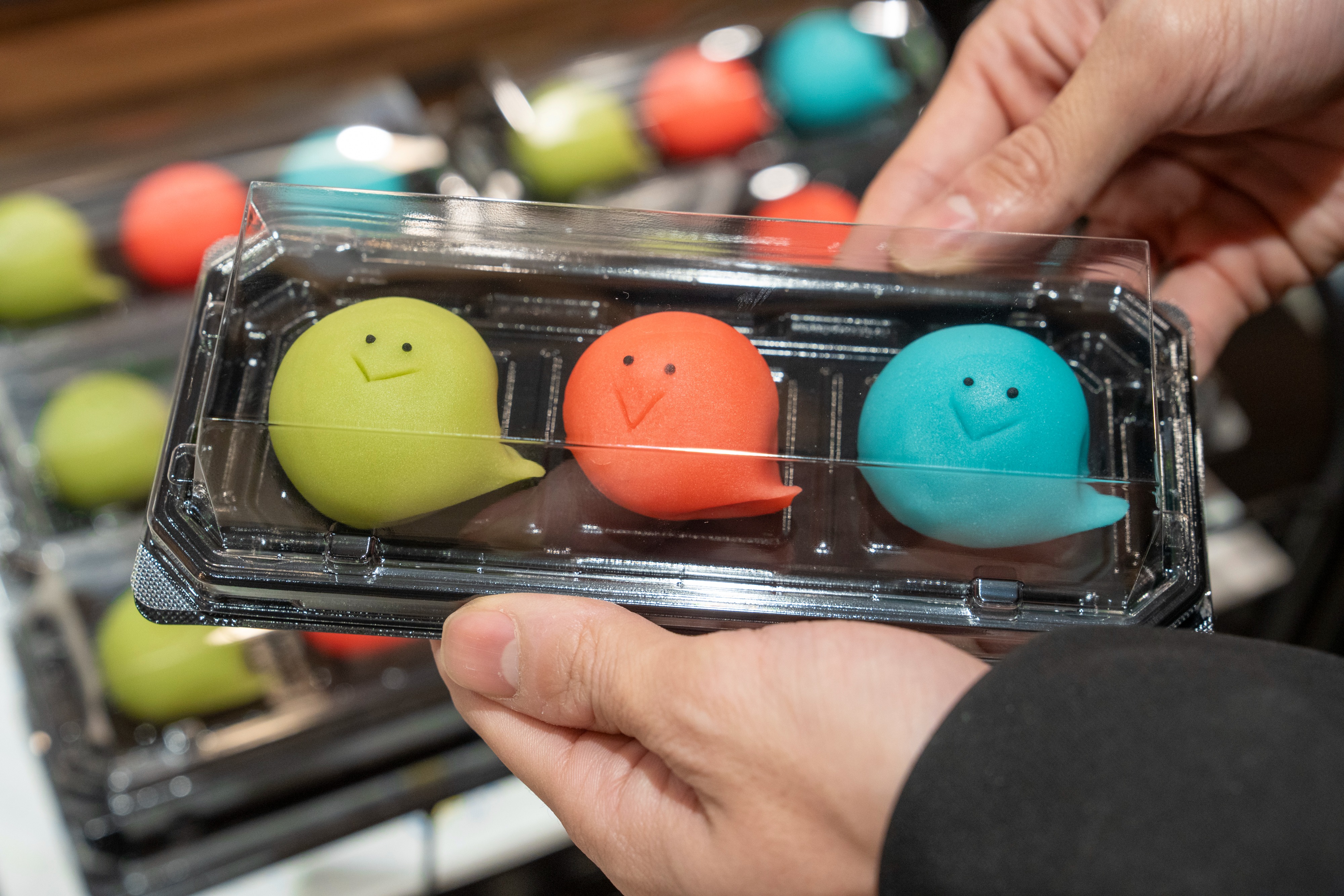 神岡中の生徒が企画した和菓子『ニュートリノ3兄弟』を販売