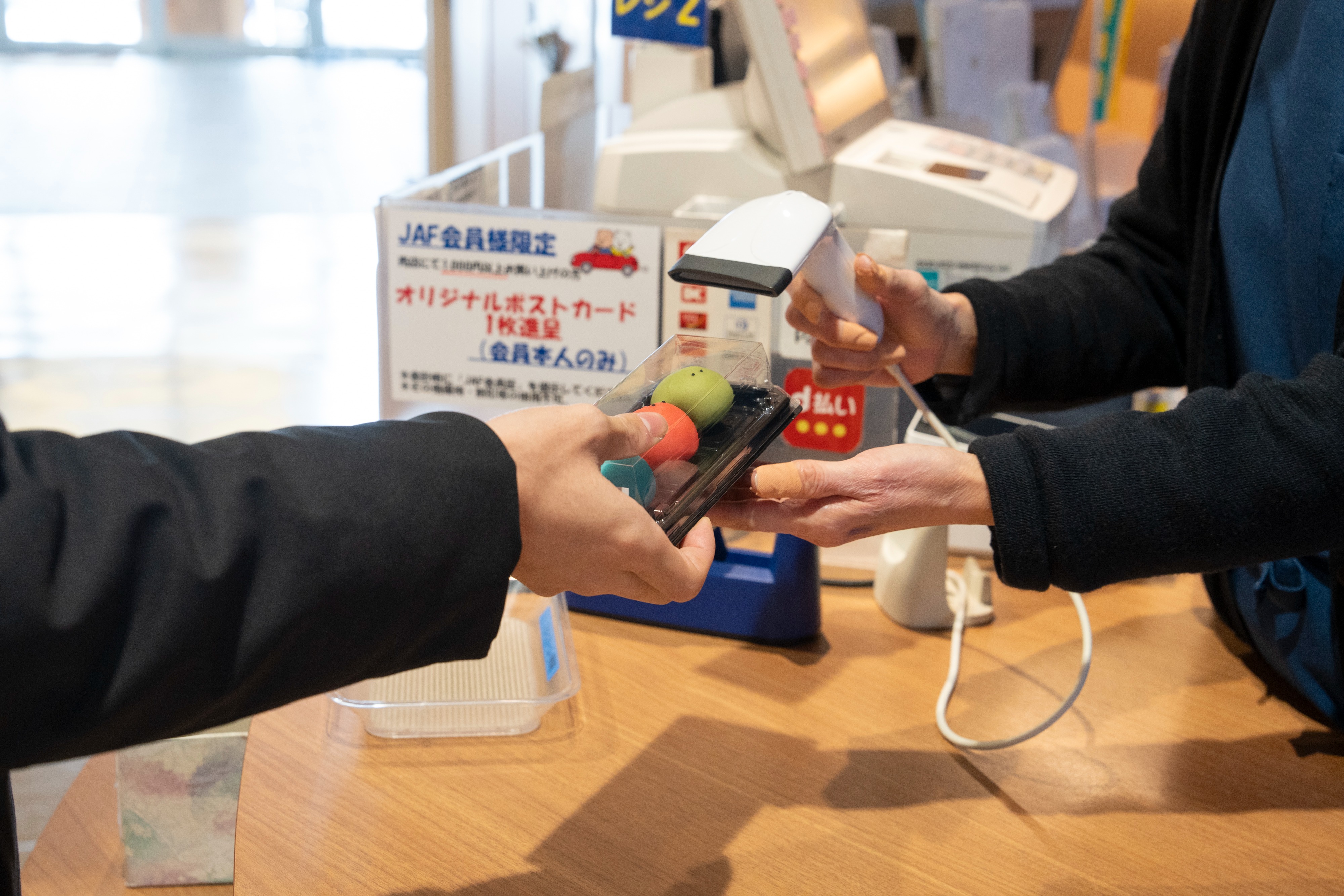 神岡中の生徒が企画した和菓子『ニュートリノ3兄弟』を販売