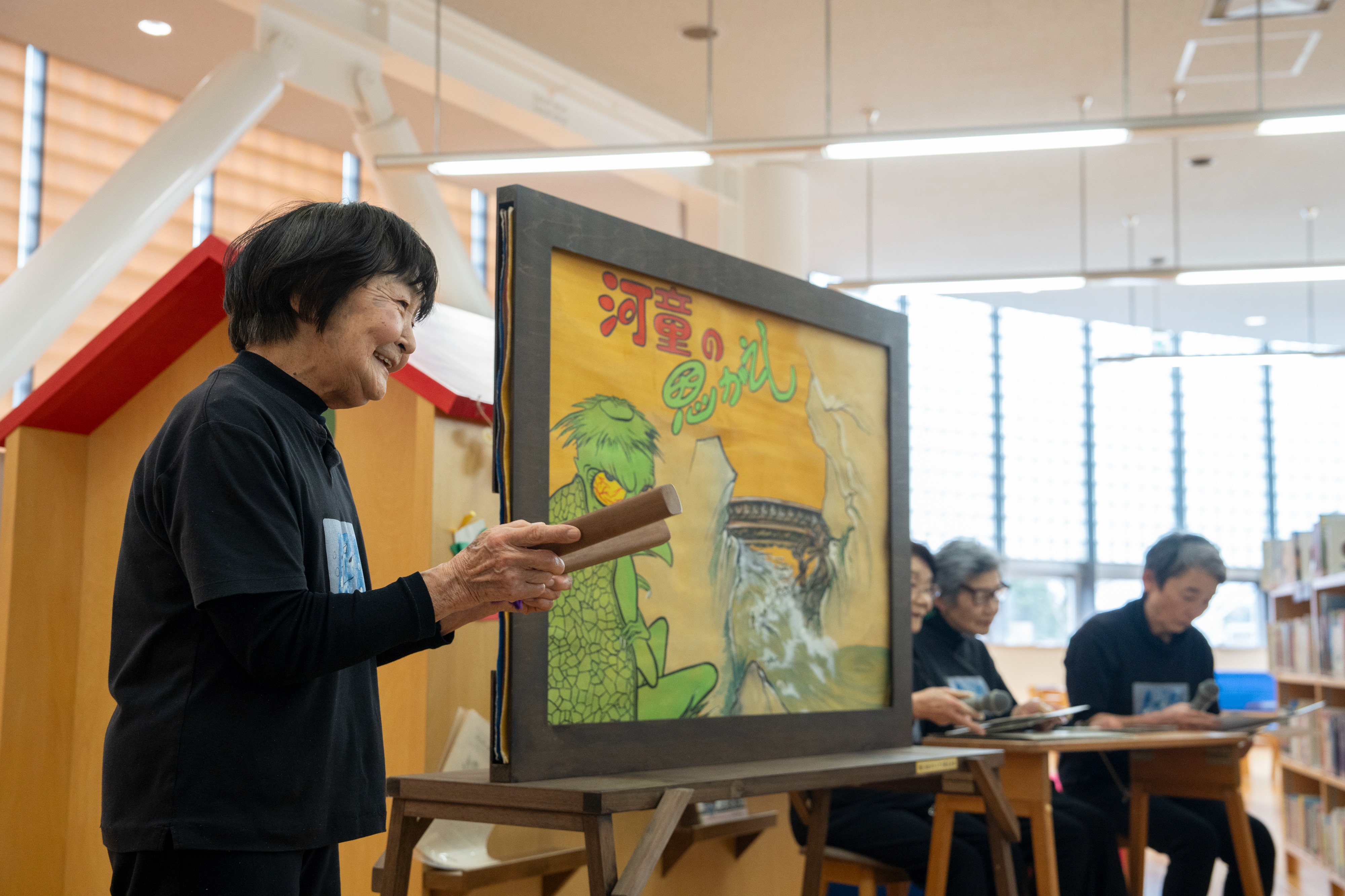 こだまグループによる巨大紙芝居作品展と朗読会が開催