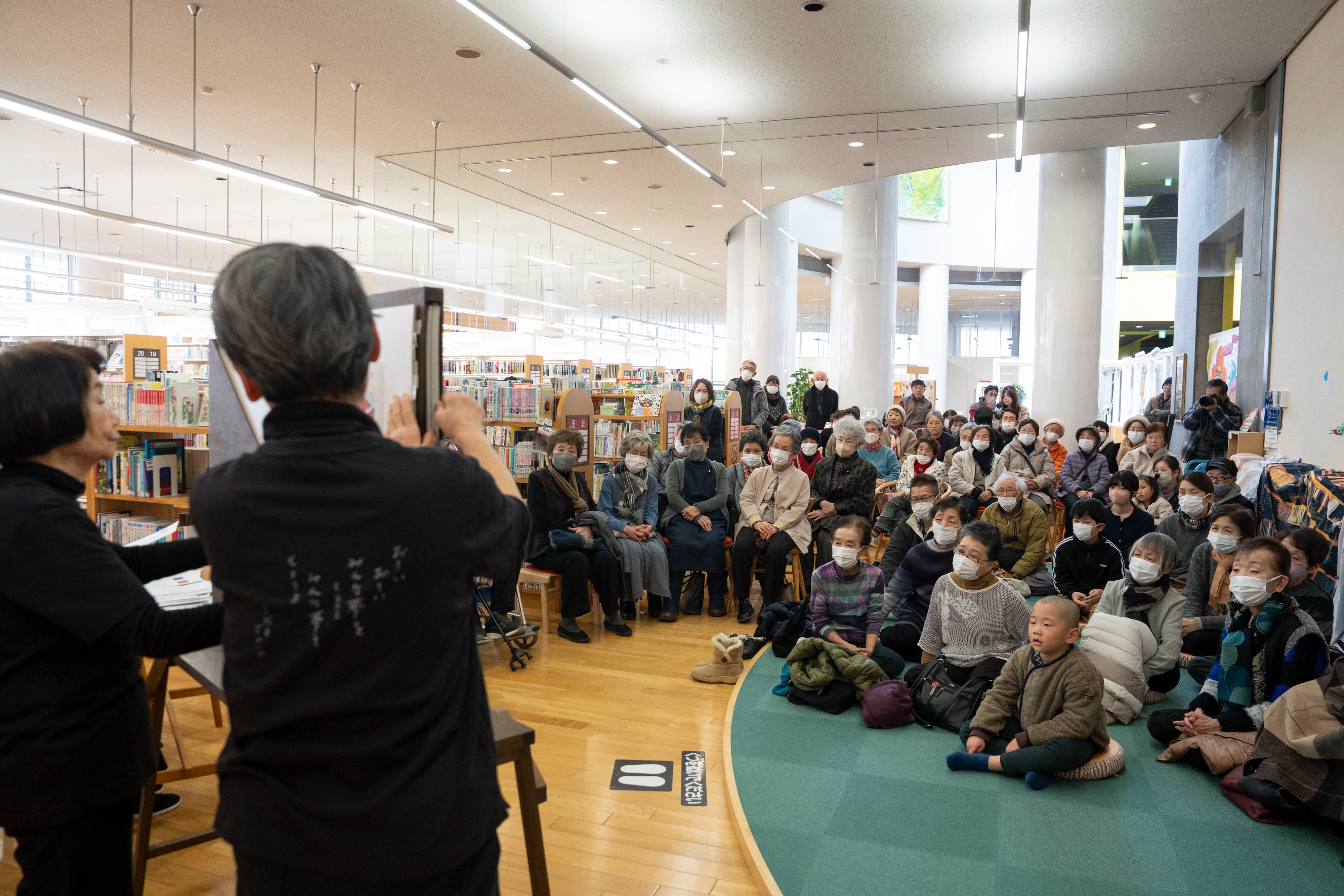 こだまグループによる巨大紙芝居作品展と朗読会が開催