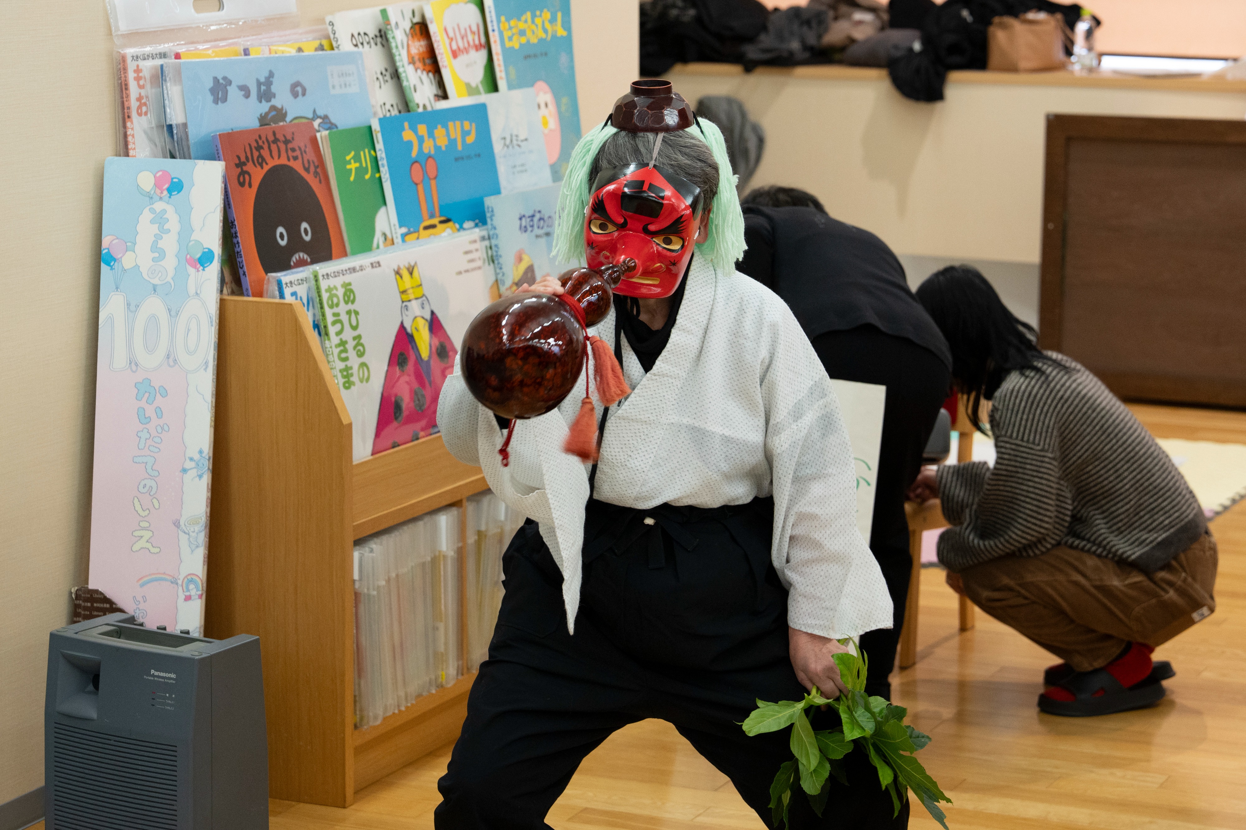 こだまグループによる巨大紙芝居作品展と朗読会が開催