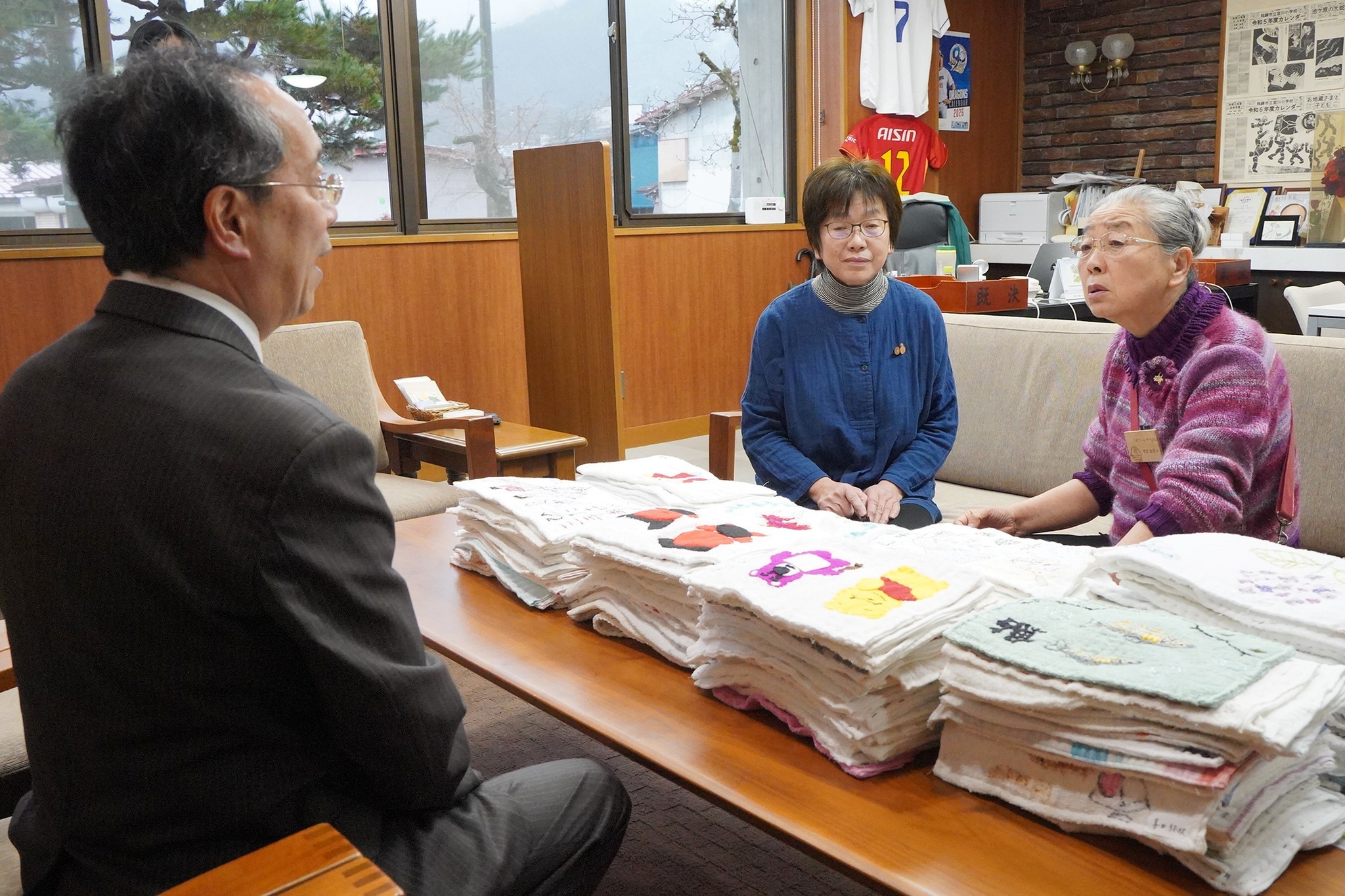 子どもぞうきんコンテストの応募作品を市へ寄贈