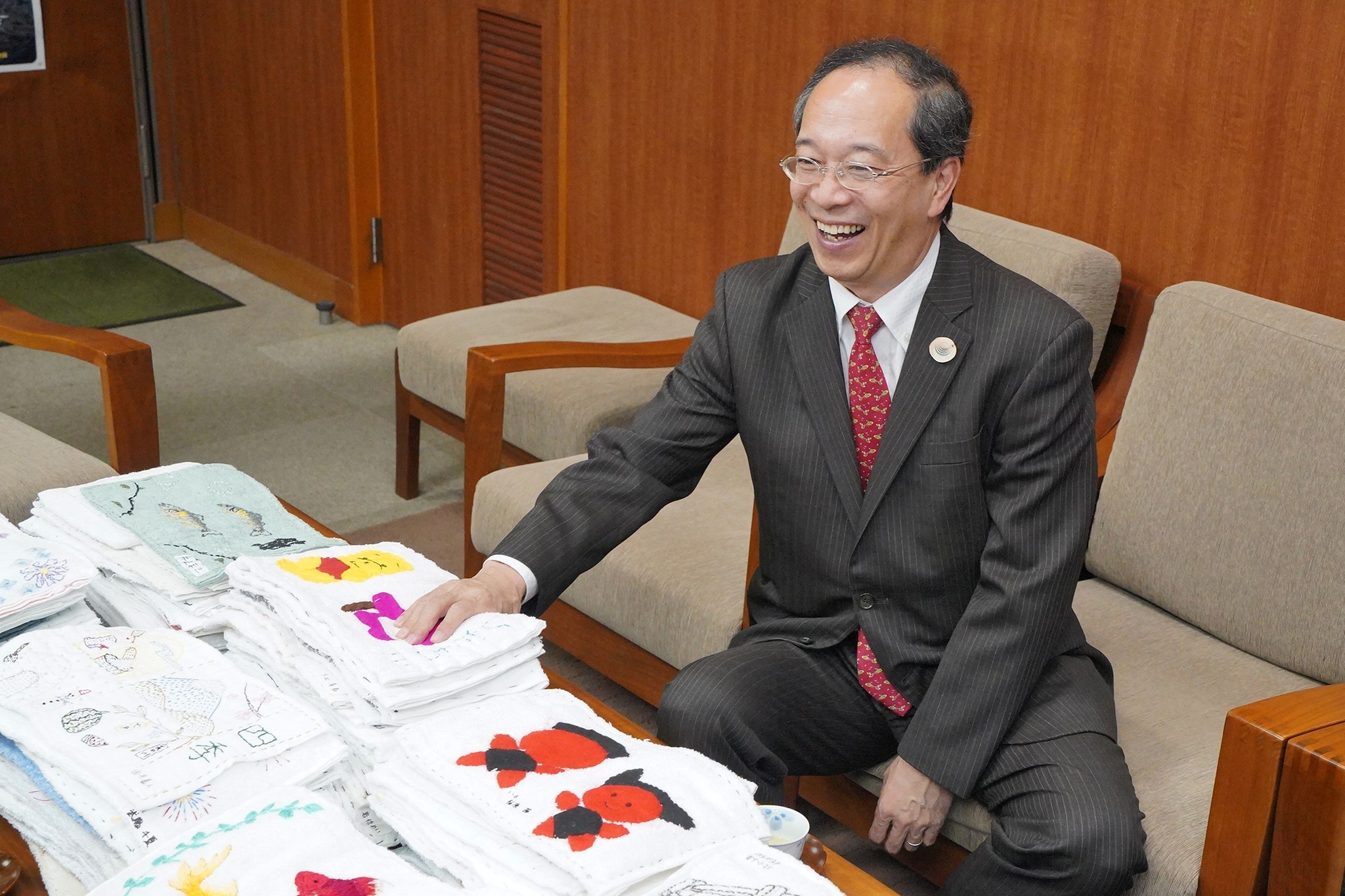 子どもぞうきんコンテストの応募作品を市へ寄贈