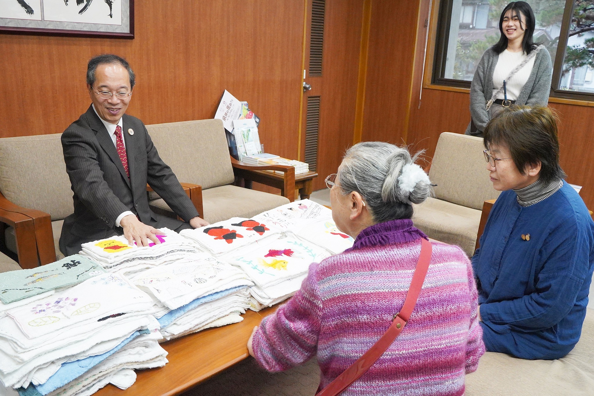 子どもぞうきんコンテストの応募作品を市へ寄贈