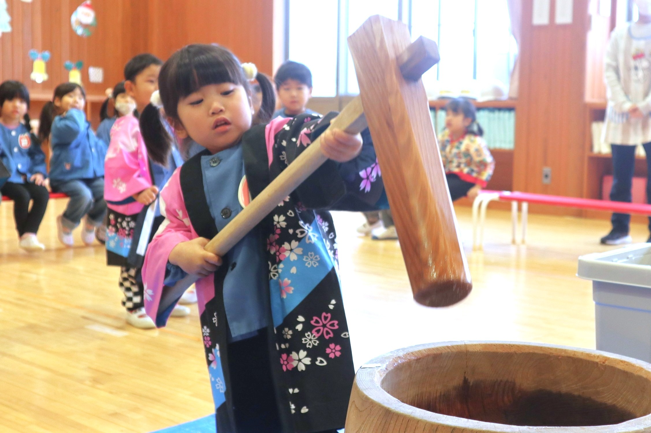 お正月を控え、園児らが「餅つき会」を楽しみました
