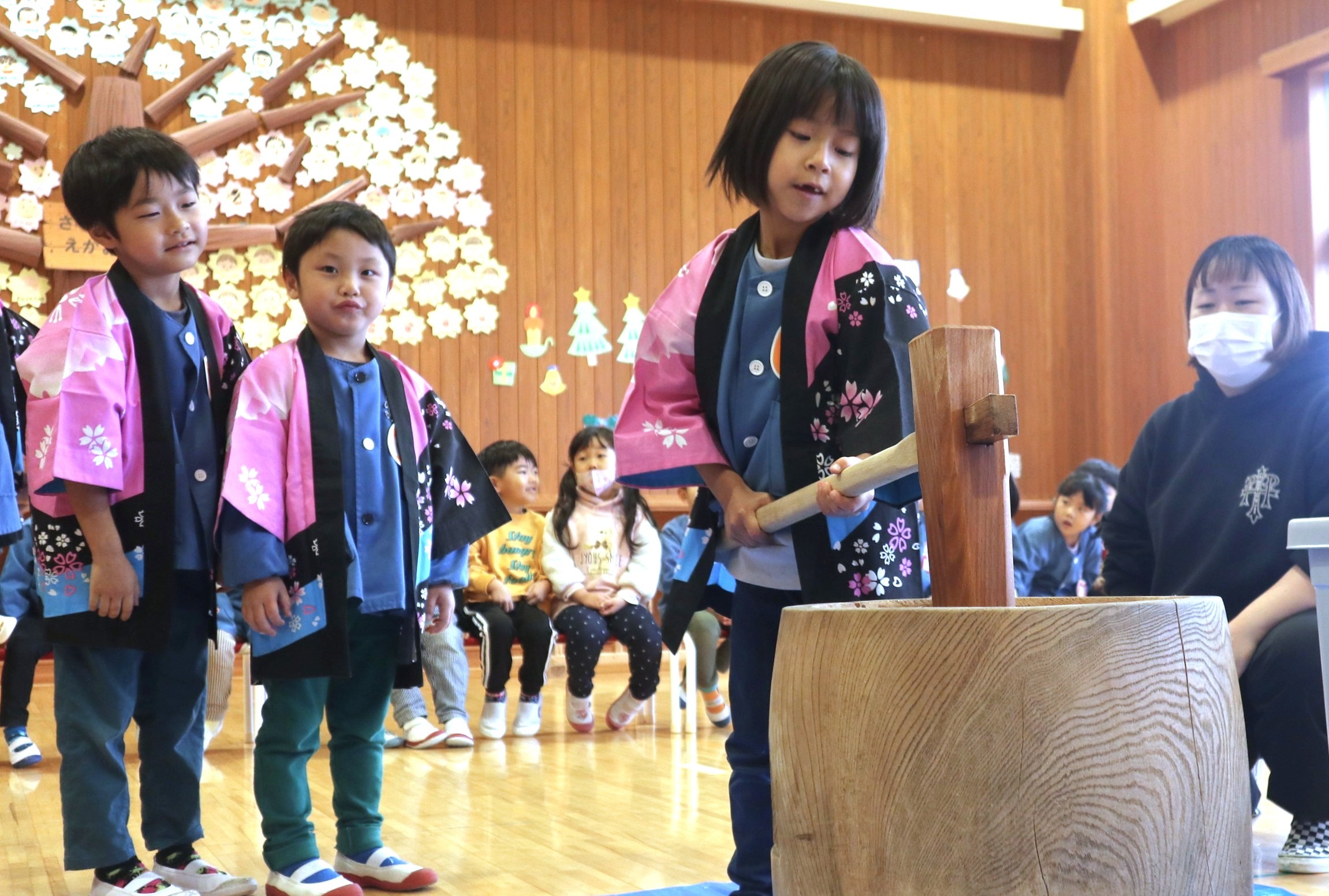 お正月を控え、園児らが「餅つき会」を楽しみました