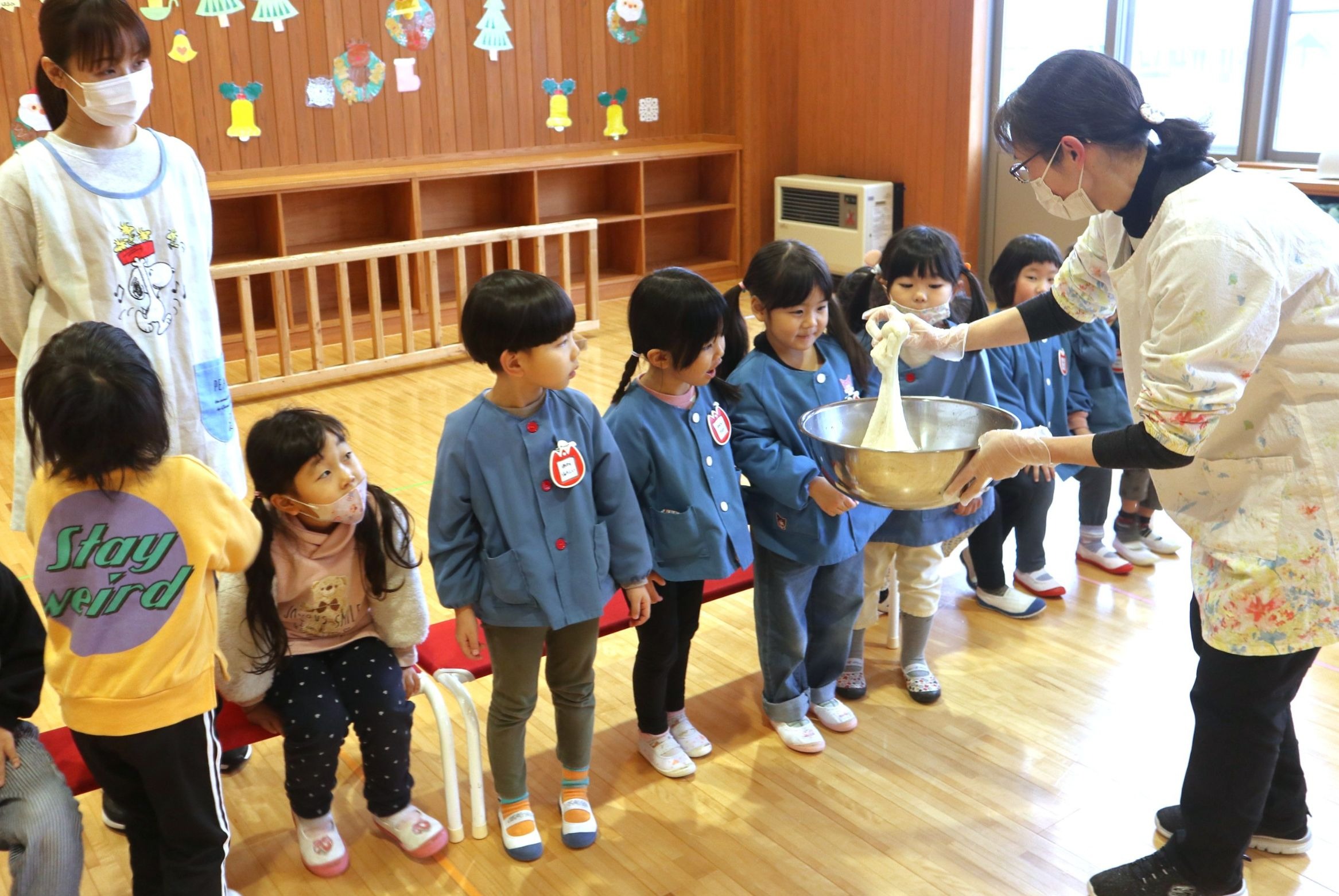 お正月を控え、園児らが「餅つき会」を楽しみました