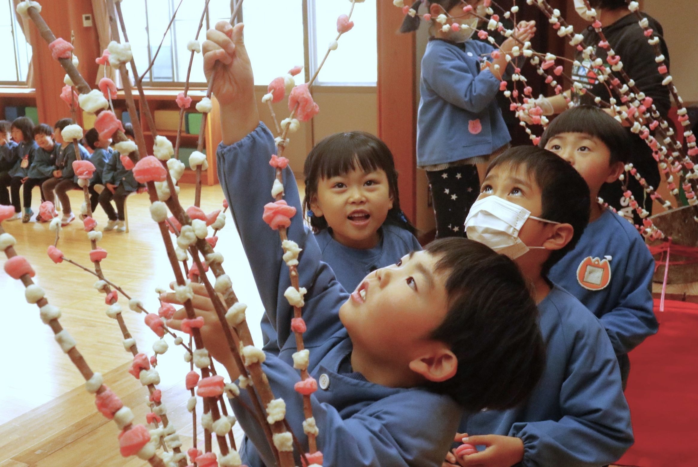 お正月を控え、園児らが「餅つき会」を楽しみました