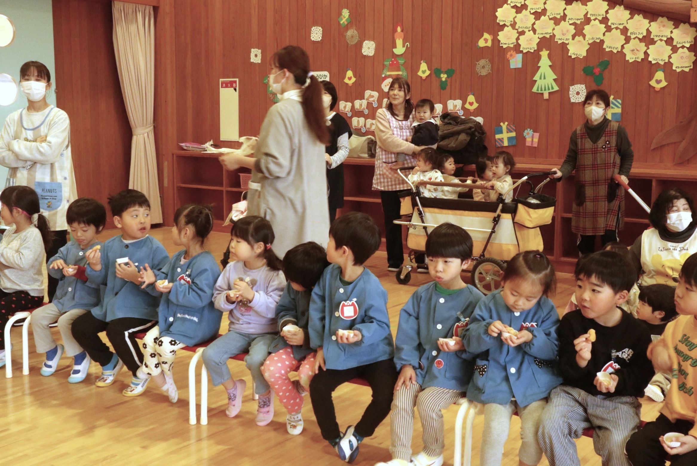 お正月を控え、園児らが「餅つき会」を楽しみました