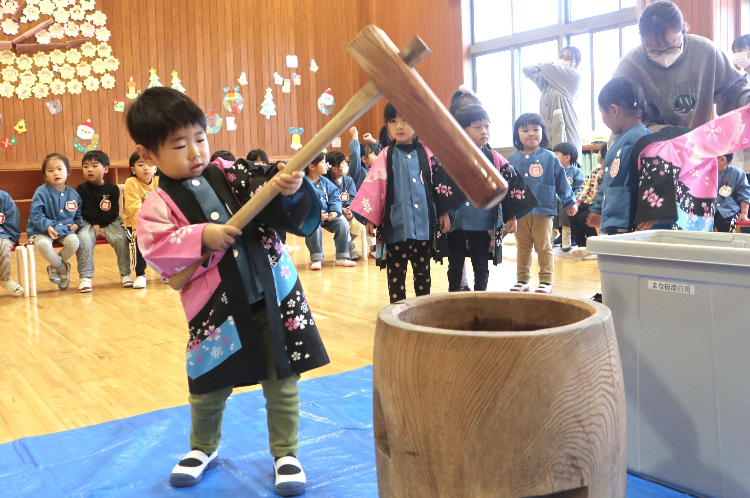 お正月を控え、園児らが「餅つき会」を楽しみました